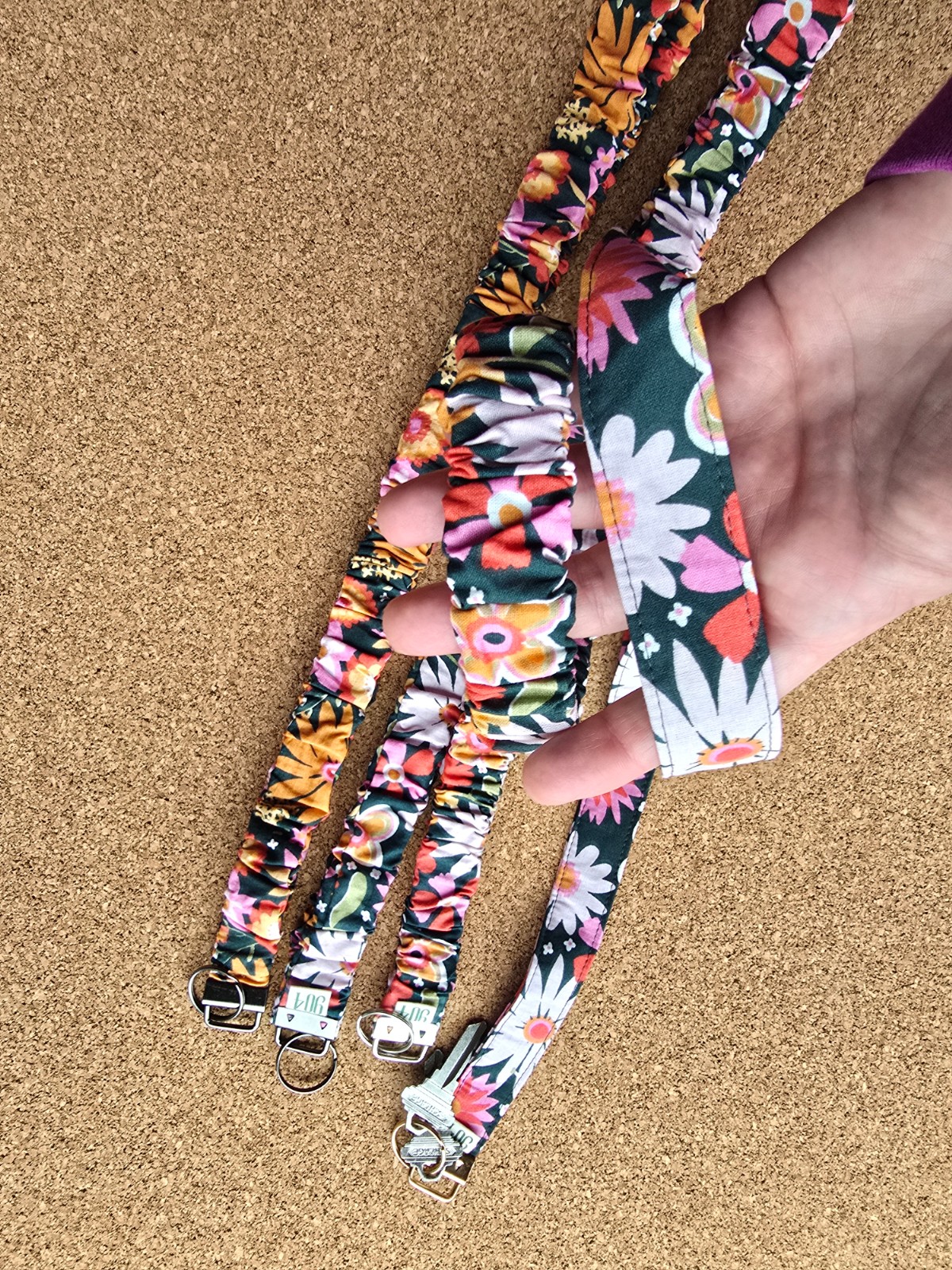 Keycord handgemaakt scrunchie | antraciet bloemen  | soepel, toch stevig | praktisch | Atelier 904