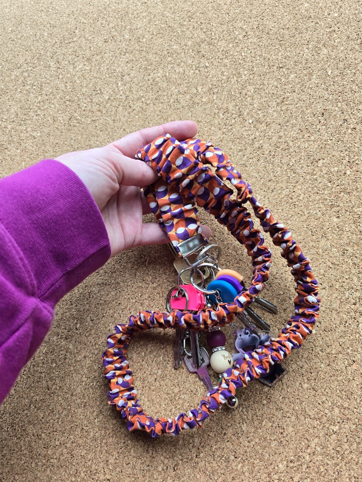 Keycord handgemaakt scrunchie | paars bloemen  | soepel, toch stevig | praktisch | Atelier 904