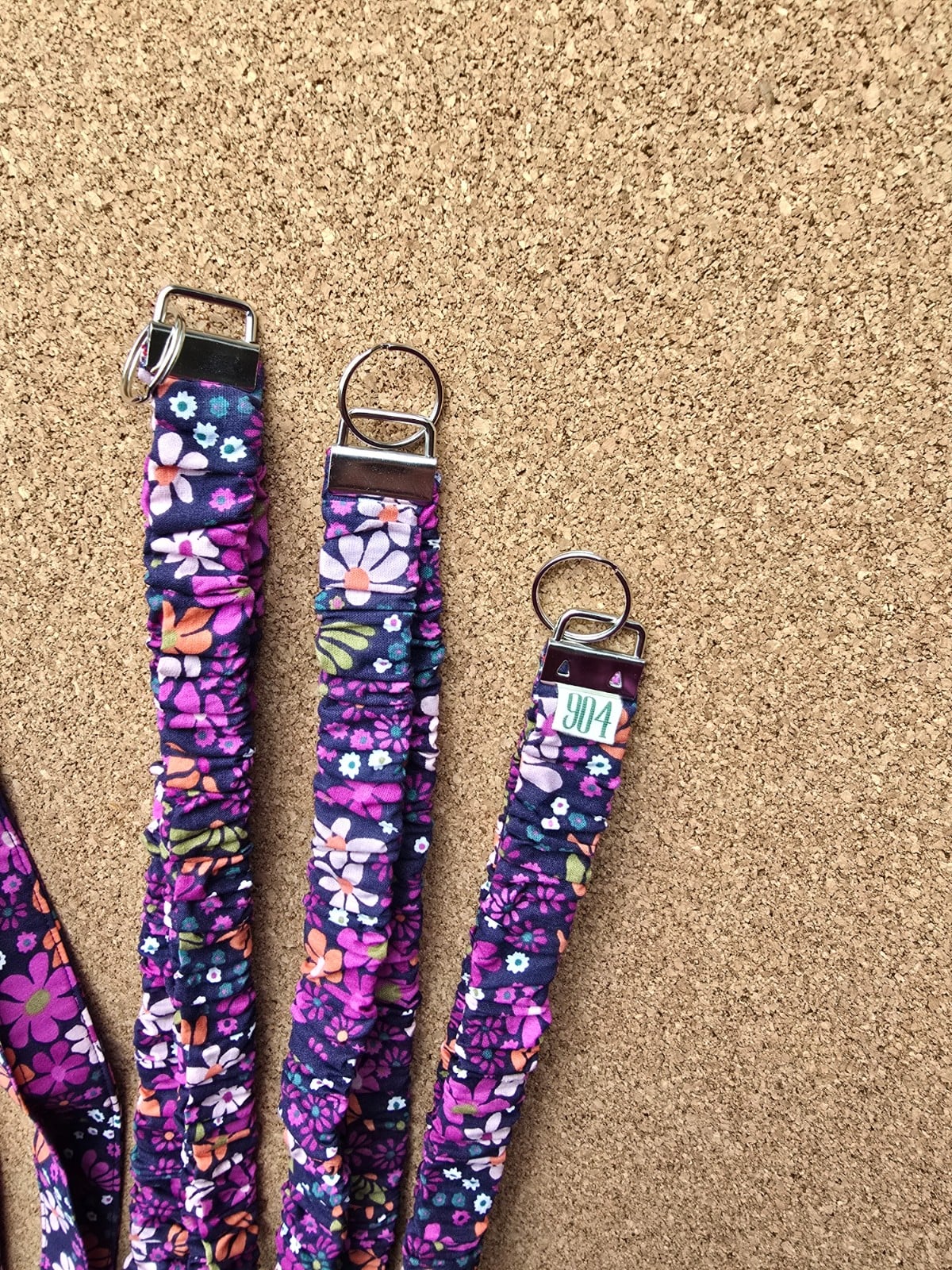 Keycord handgemaakt scrunchie | paars bloemen  | soepel, toch stevig | praktisch | Atelier 904