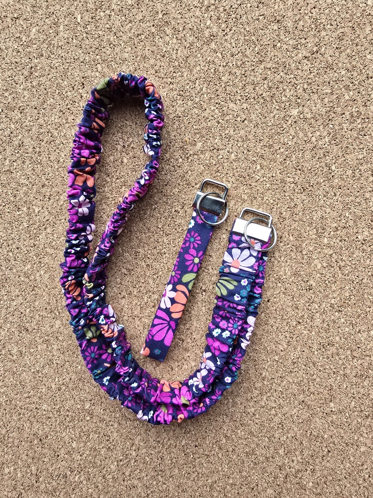 Keycord handgemaakt scrunchie | paars bloemen  | soepel, toch stevig | praktisch | Atelier 904