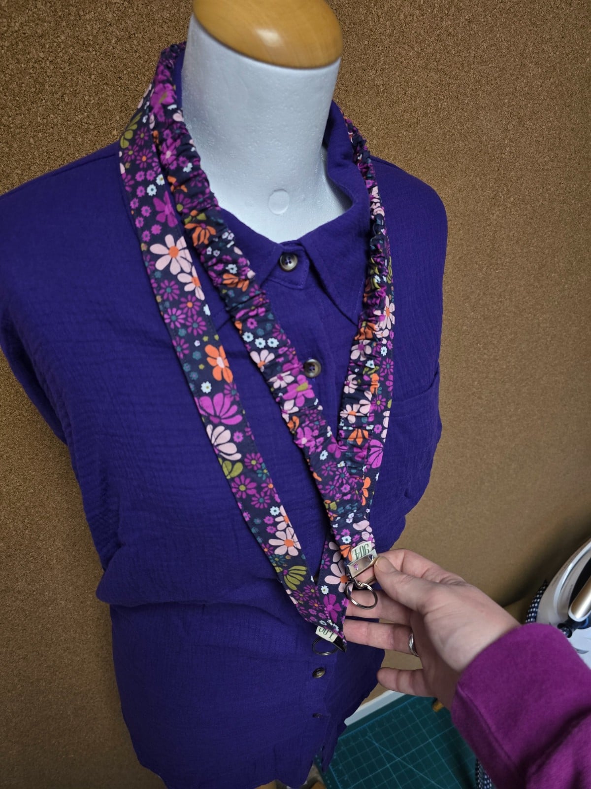 Keycord handgemaakt vlak | antraciet bloemen | soepel, toch stevig | praktisch | Atelier 904