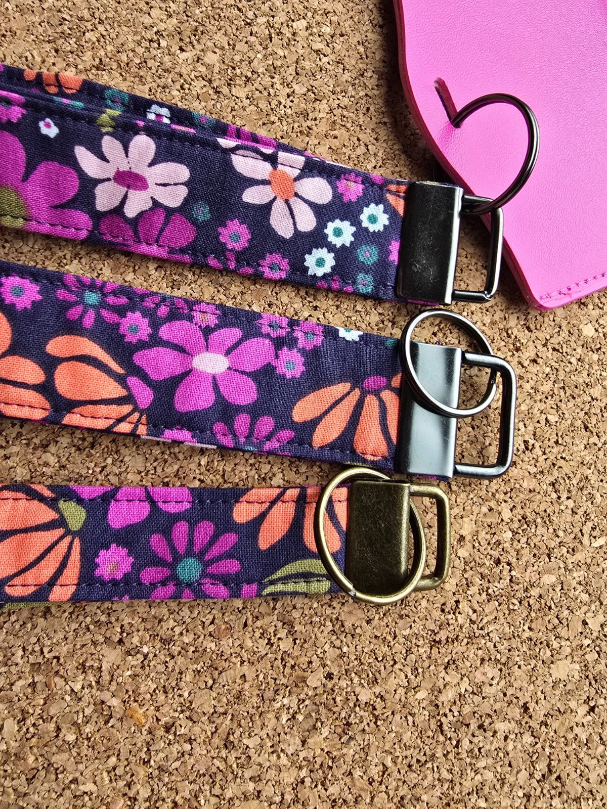 Keycord handgemaakt vlak | antraciet bloemen | soepel, toch stevig | praktisch | Atelier 904