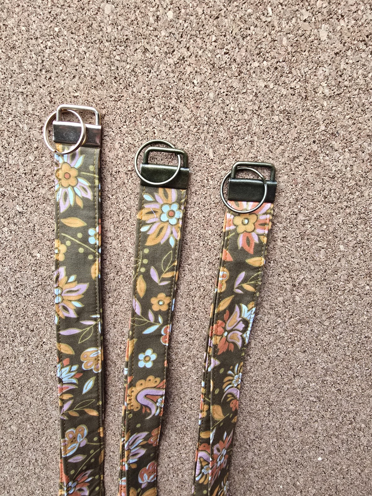 Keycord handgemaakt vlak | groen/bruin met bloemen | soepel, toch ste… - 116297 Keycord handgemaakt vlak | groen/bruin met bloemen | soepel, toch stevig | praktisch | Atelier 904