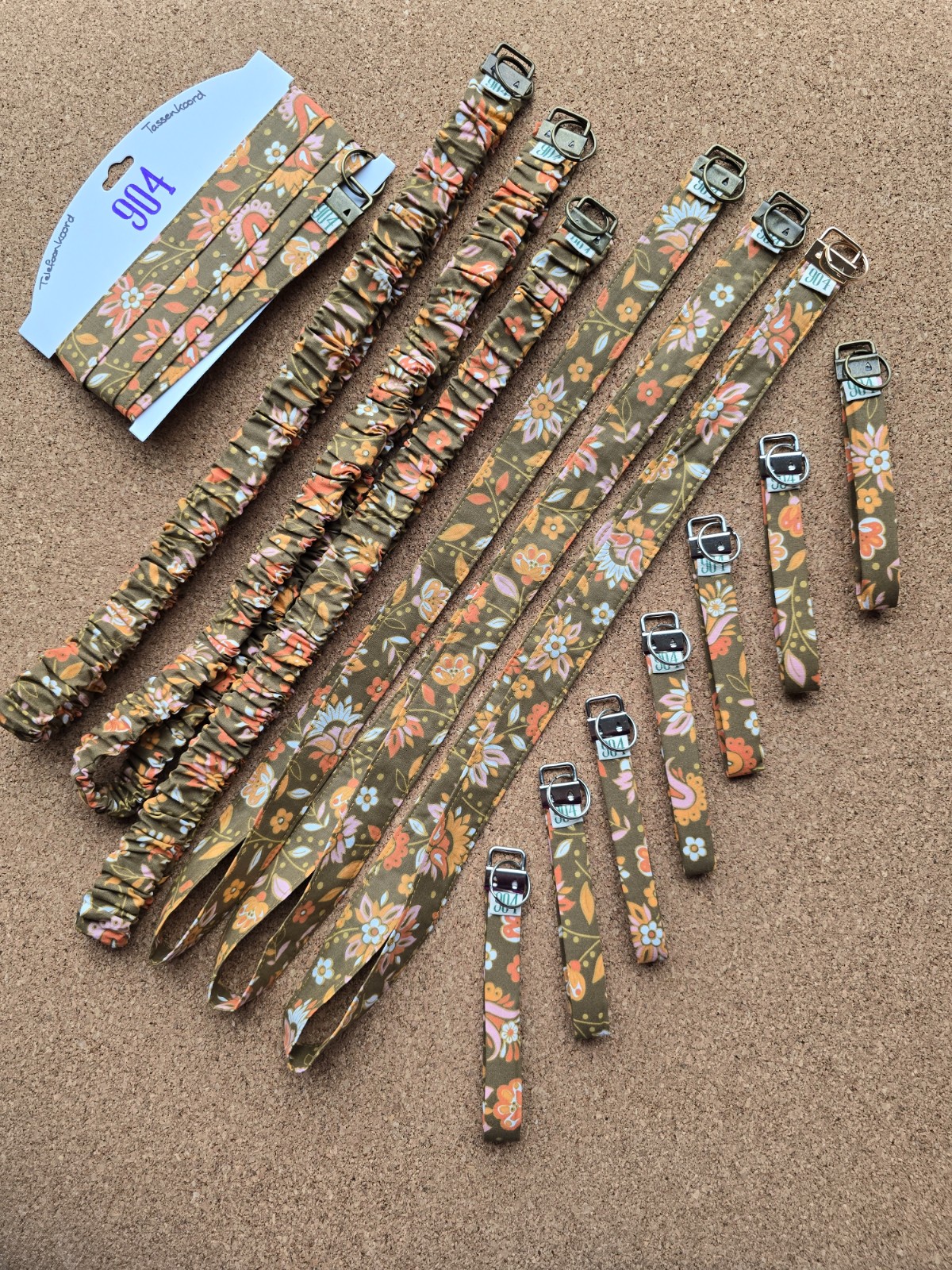 Keycord handgemaakt vlak | groen/bruin met bloemen | soepel, toch ste… - 116298 Keycord handgemaakt vlak | groen/bruin met bloemen | soepel, toch stevig | praktisch | Atelier 904