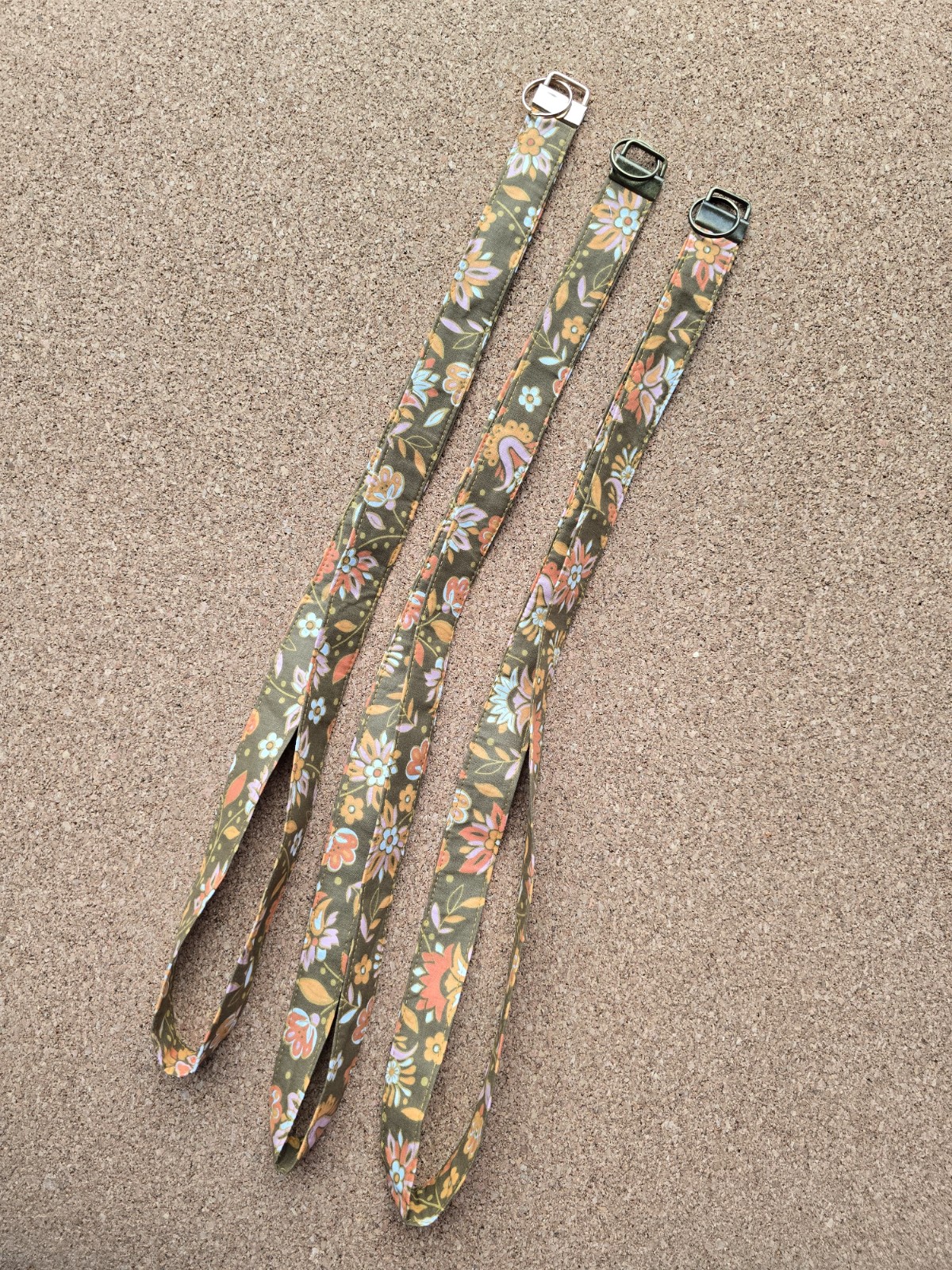 Keycord handgemaakt vlak | groen/bruin met bloemen | soepel, toch ste… - 116299 Keycord handgemaakt vlak | groen/bruin met bloemen | soepel, toch stevig | praktisch | Atelier 904