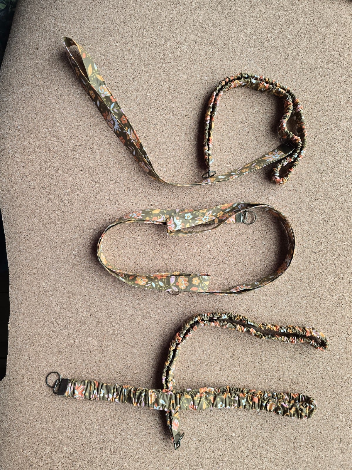 Keycord handgemaakt vlak | groen/bruin met bloemen | soepel, toch ste… - 116300 Keycord handgemaakt vlak | groen/bruin met bloemen | soepel, toch stevig | praktisch | Atelier 904