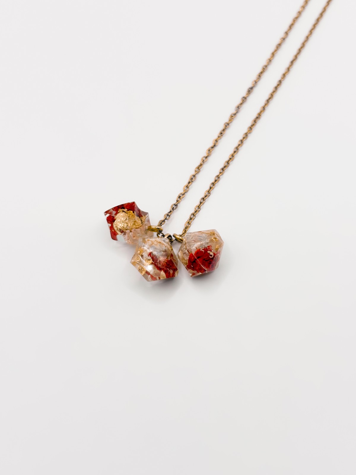 Kristalvormige Cluster Ketting met Echte Bloemen uit Den Haag (Mon Chéri)