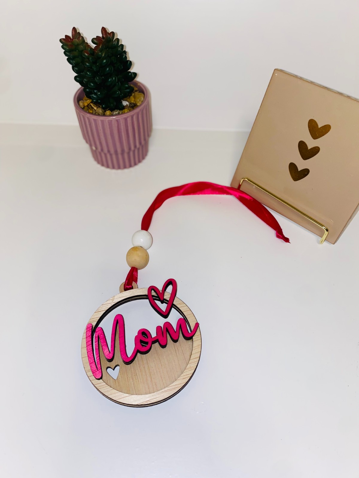Liefdevol Mom Cadeau – Laser Gesneden Autohanger met Details