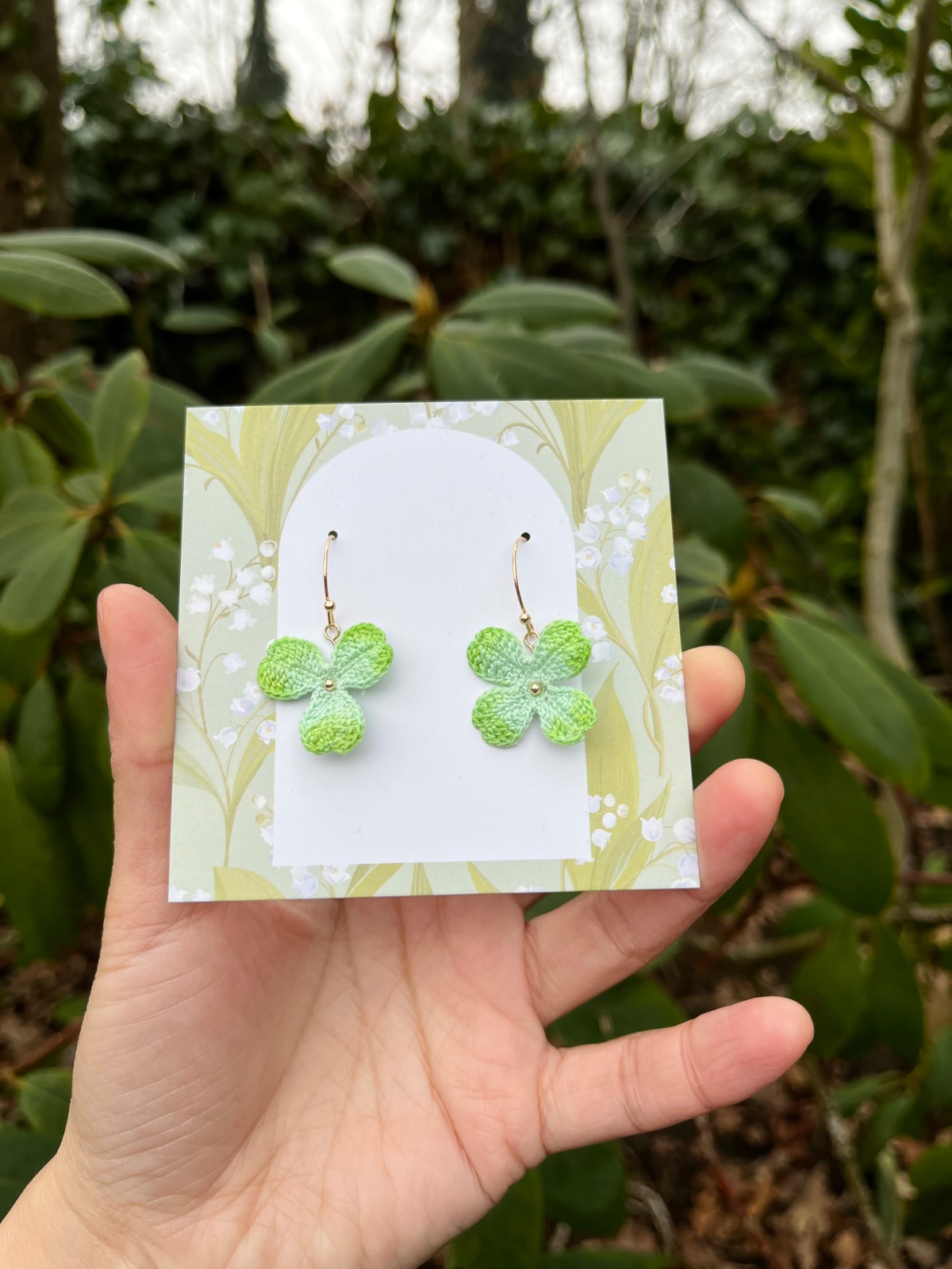 Micro gehaakte klaver oorringen – asymmetrisch & groen kleurverloop