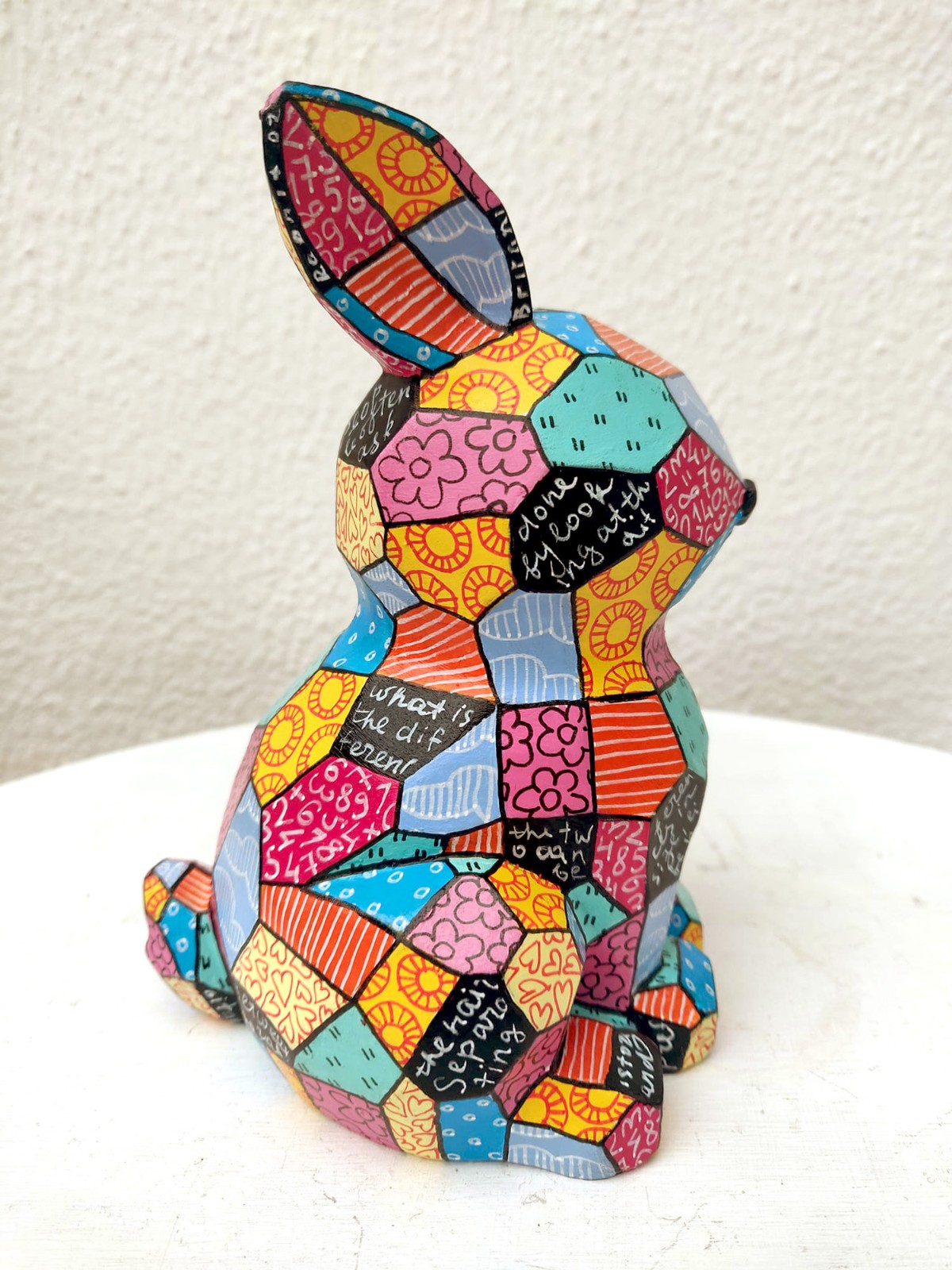 Konijn - Handgeschilderd Kleurrijk Beeldje