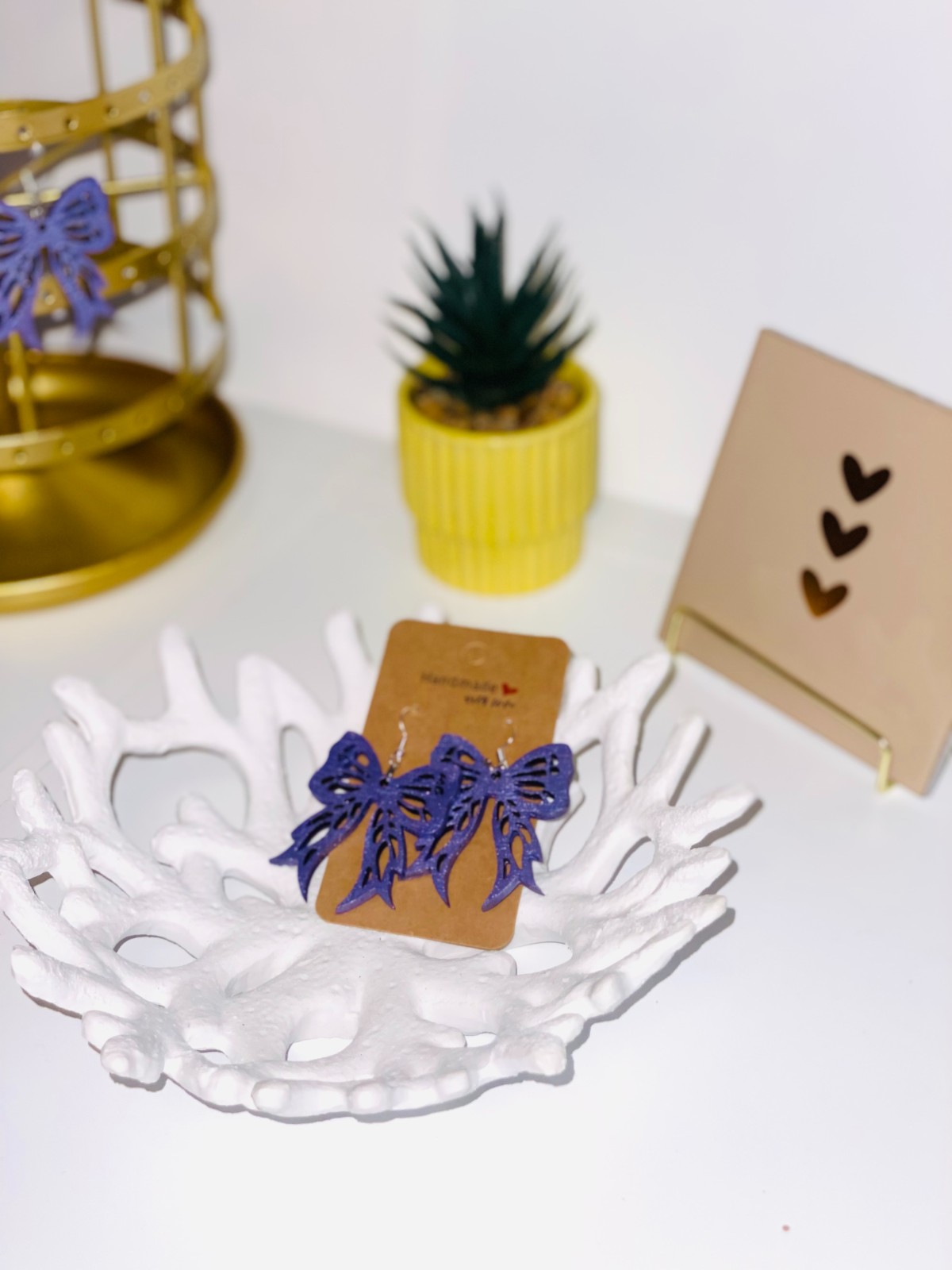 Paarse  Houten Laser Cut Strik Oorbellen  Lichtgewicht en Uniek