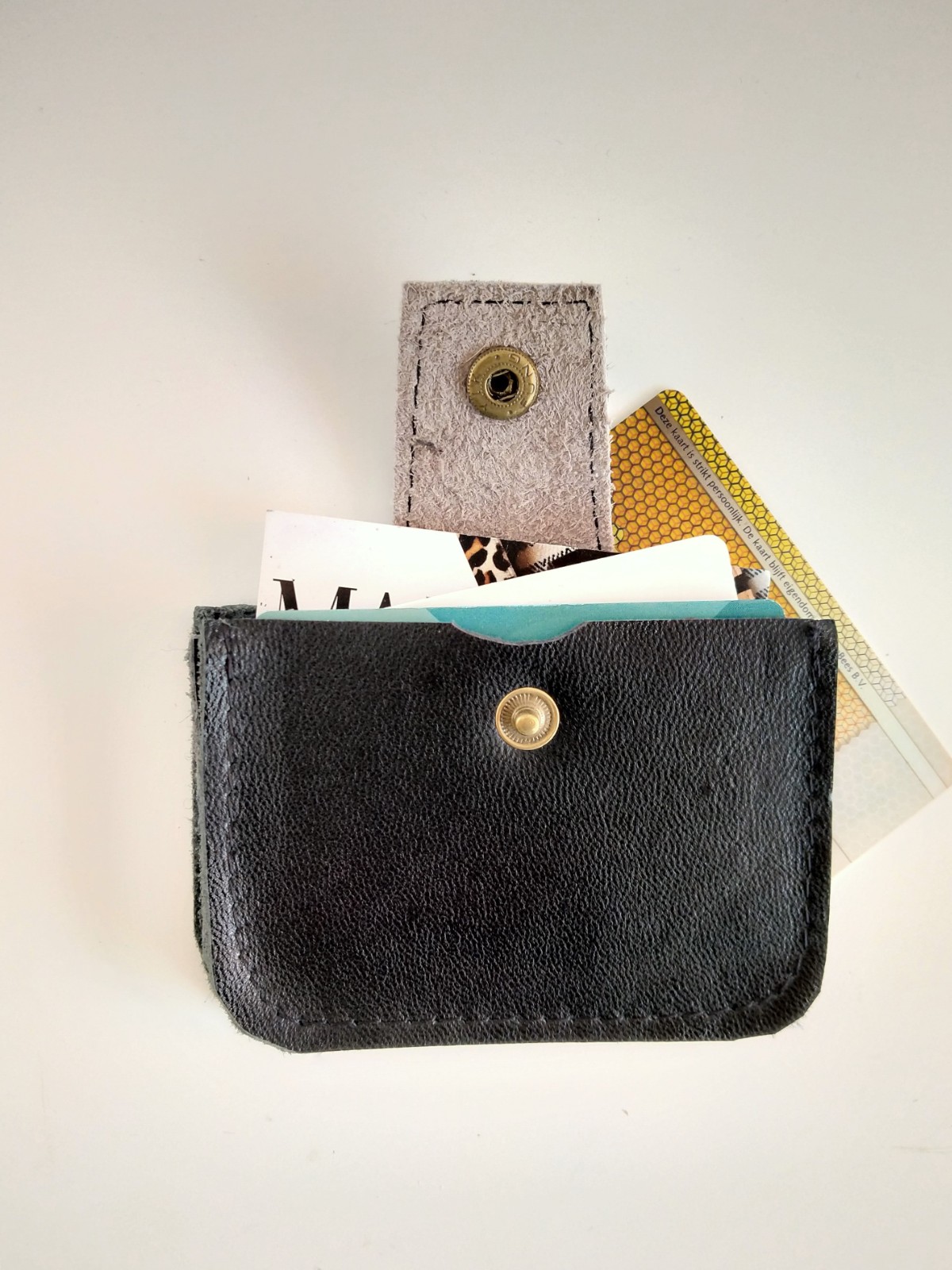 Pasjes houder van leer , met panterprint smalle sluiting, 3 vakken.