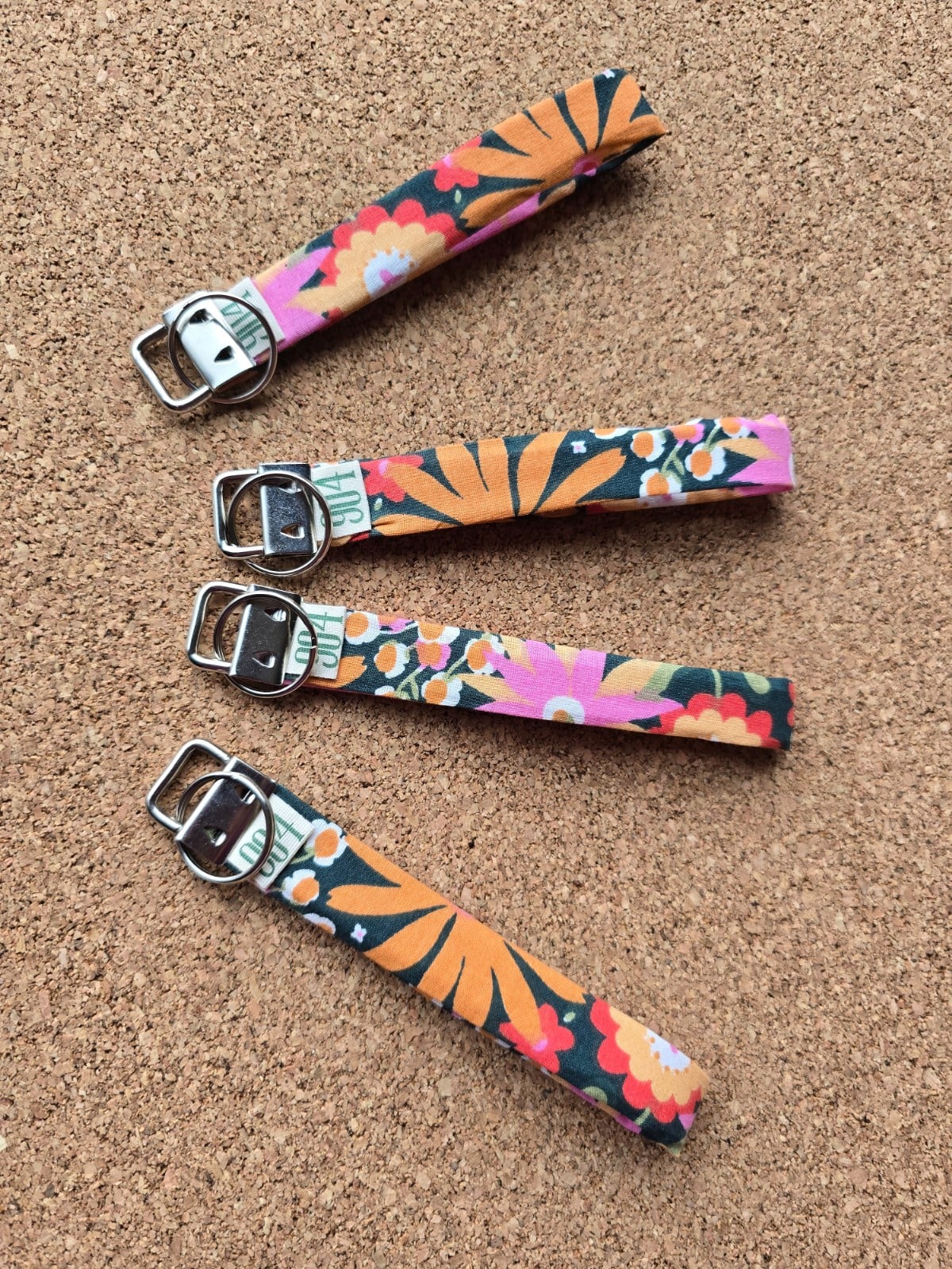 Polssleutelhanger handgemaakt | antraciet bloemen | compact & stevig | Atelier 904