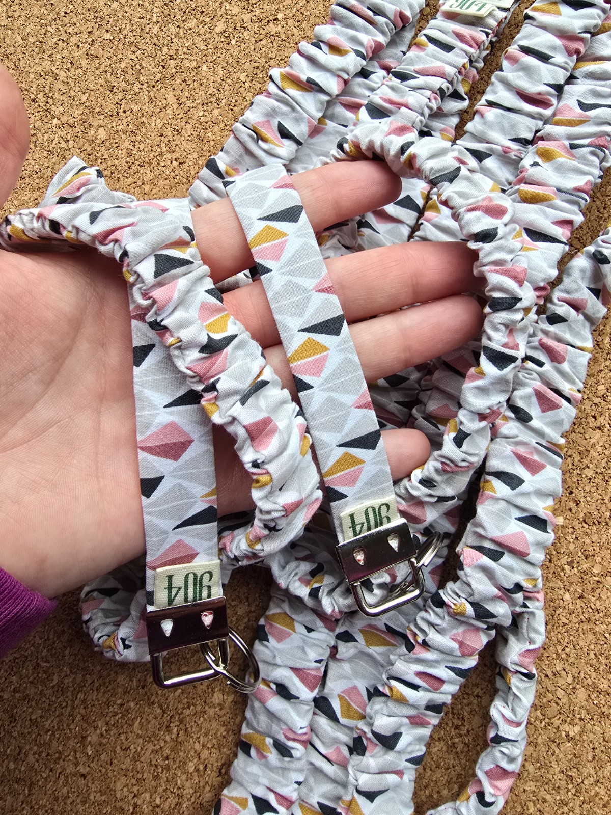 Sleutelhanger | polssleutelhanger | grijs, roze | handgemaakt | Ateli… - 116488 Sleutelhanger | polssleutelhanger | grijs, roze | handgemaakt | Atelier 904