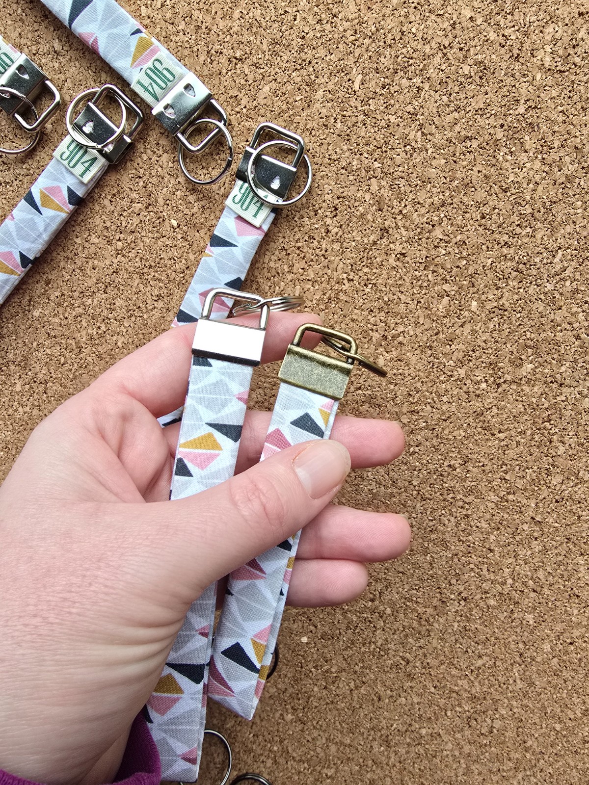 Sleutelhanger | polssleutelhanger | grijs, roze | handgemaakt | Ateli… - 116490 Sleutelhanger | polssleutelhanger | grijs, roze | handgemaakt | Atelier 904