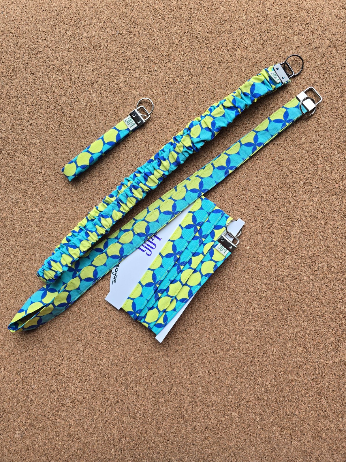 Telefoonkoord handgemaakt | retro | kleurrijk | blauw, lime groen | stoffen telefoonkoord | Atelier 904