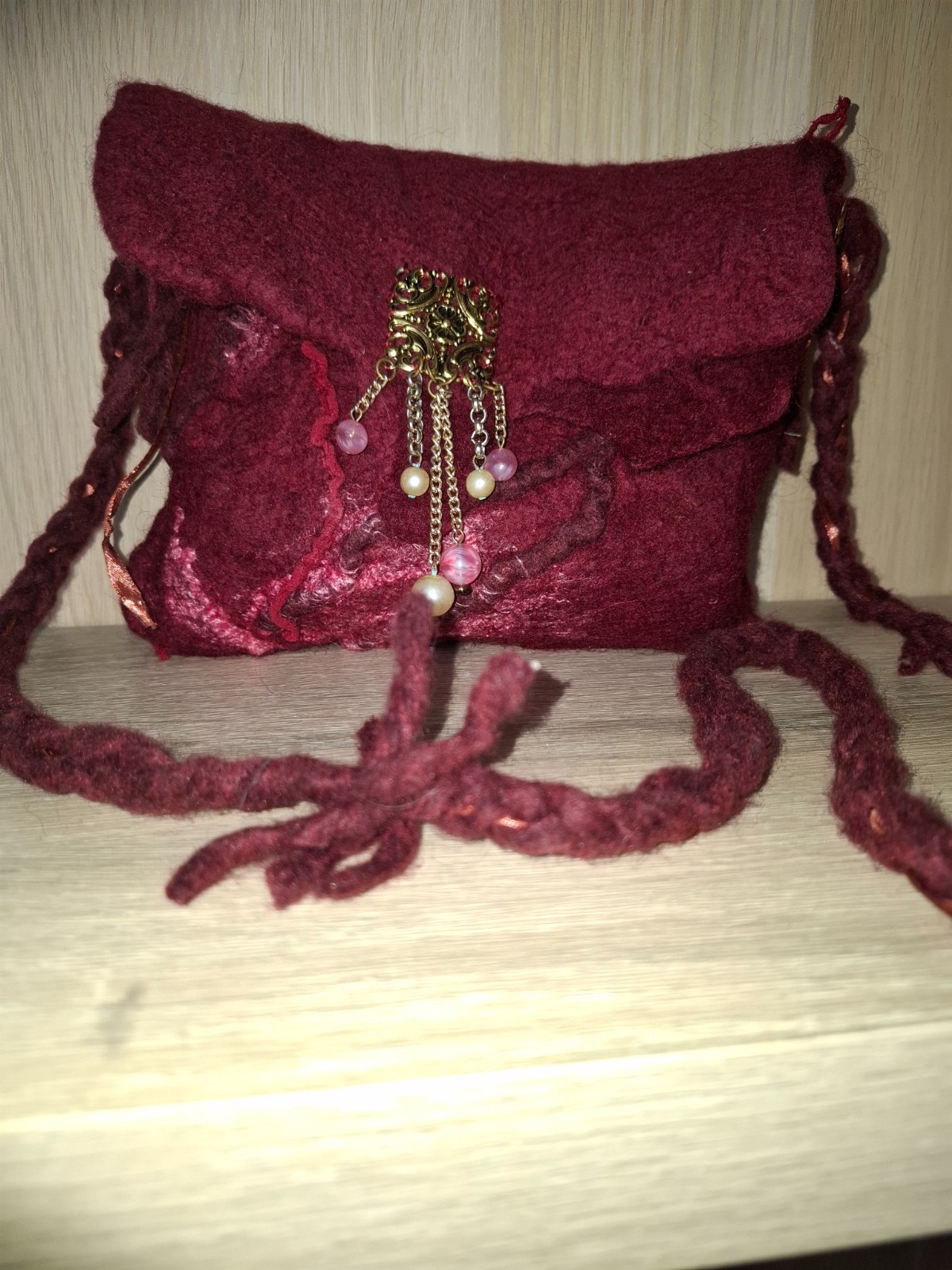 ✨ Unieke handgemaakte vilten schoudertas – dieprood/bordeaux ✨