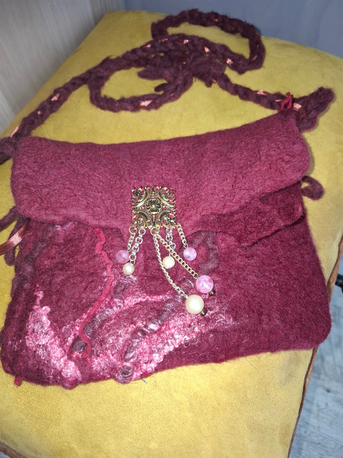 ✨ Unieke handgemaakte vilten schoudertas – dieprood/bordeaux ✨