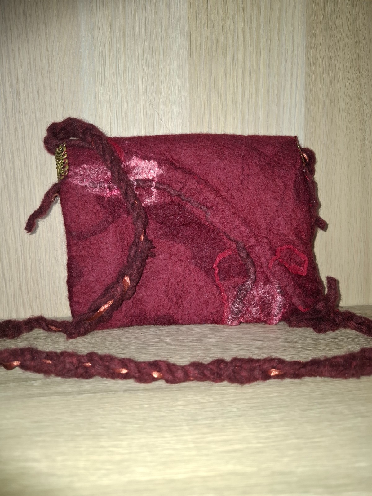 ✨ Unieke handgemaakte vilten schoudertas – dieprood/bordeaux ✨