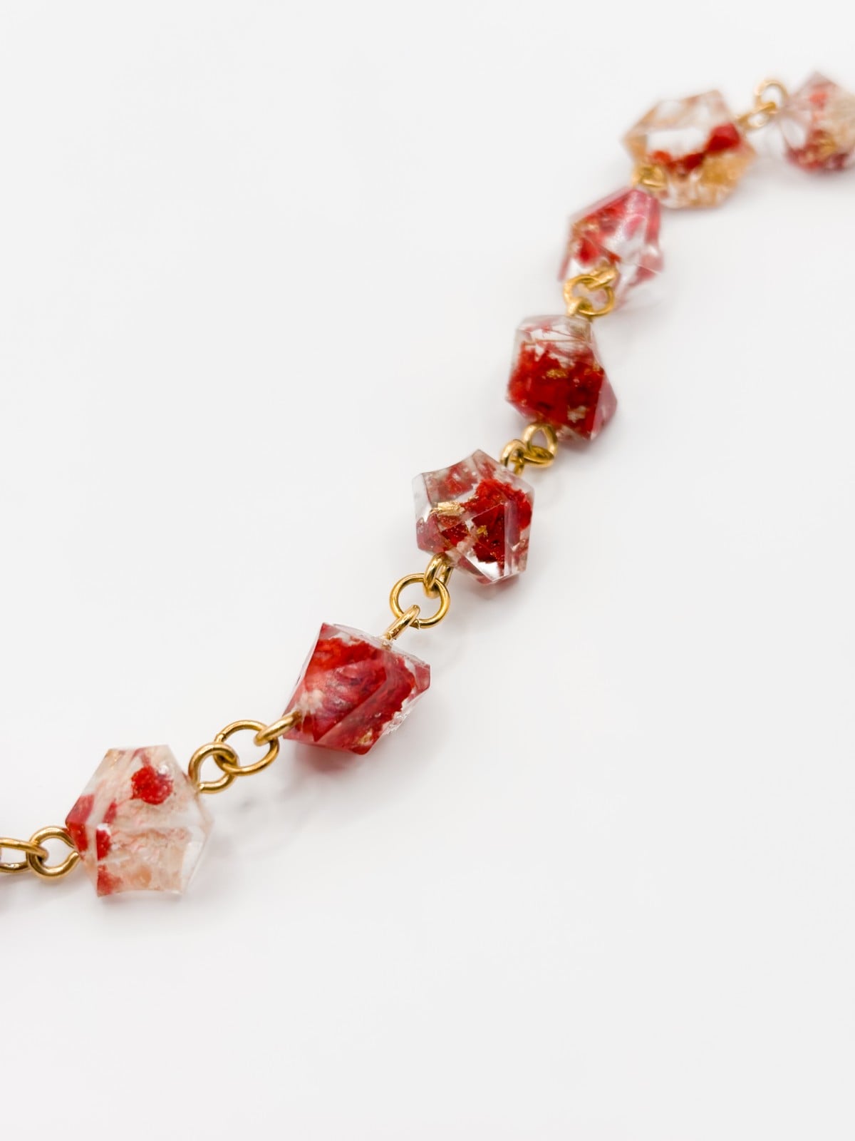 Armband met Kristalvormige Hangers Gevuld met Echt Gipskruid uit Den Haag (Mon Chéri)