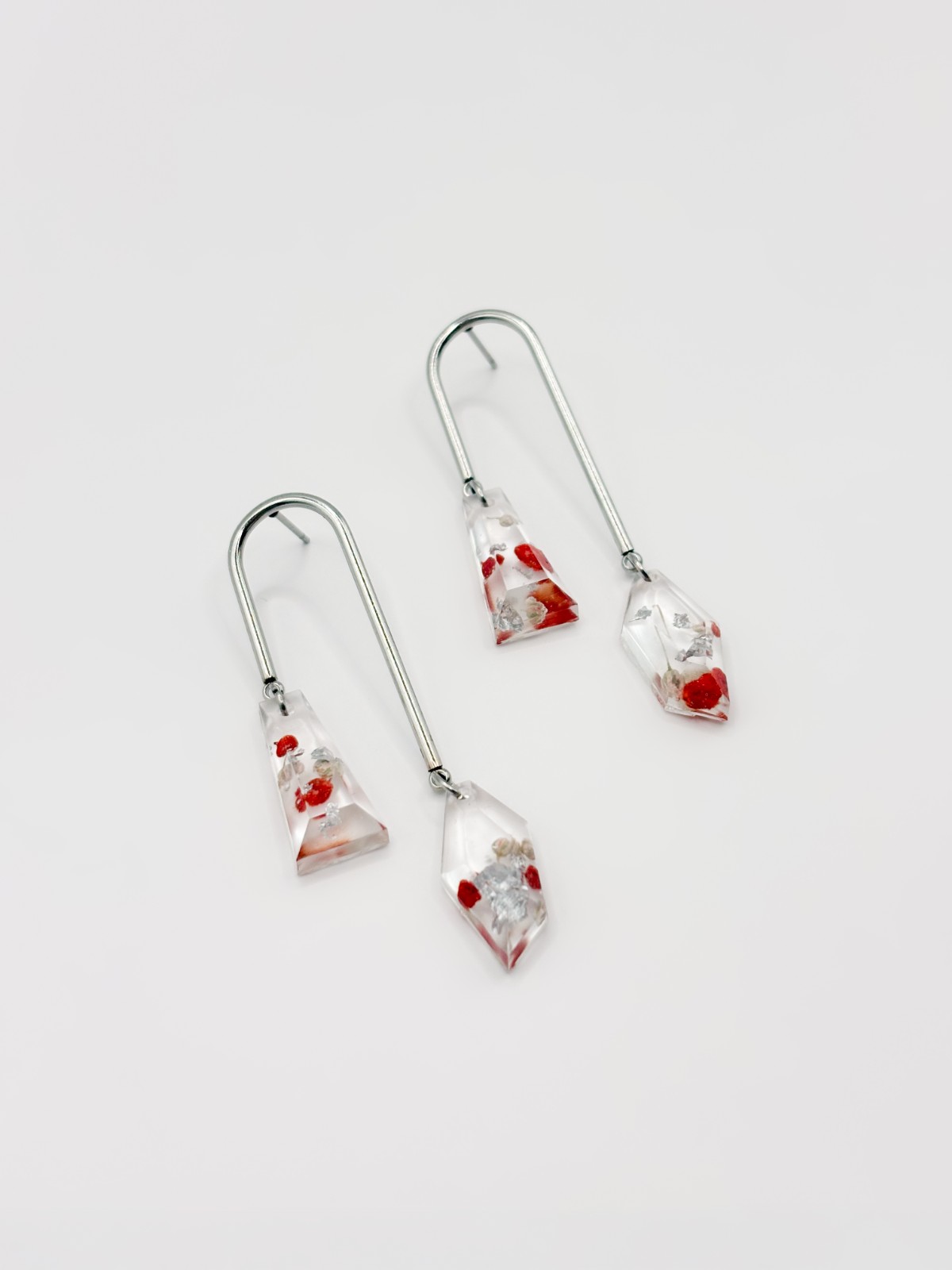 Asymmetrische Boog Oorbellen Met Hangers Gevuld met Echt Gipskruid ui… - 121975 Asymmetrische Boog Oorbellen Met Hangers Gevuld met Echt Gipskruid uit Den Haag (Mon Chéri)