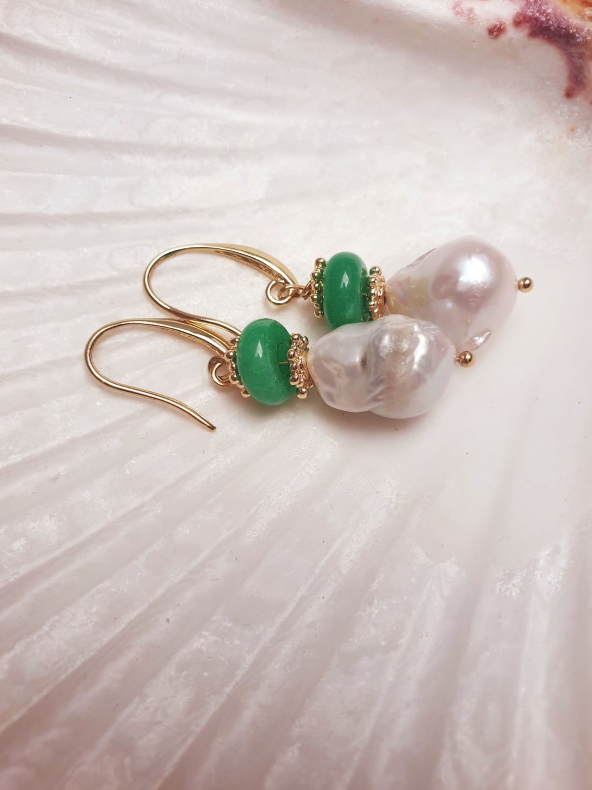 Barokke parels en jade oorbellen