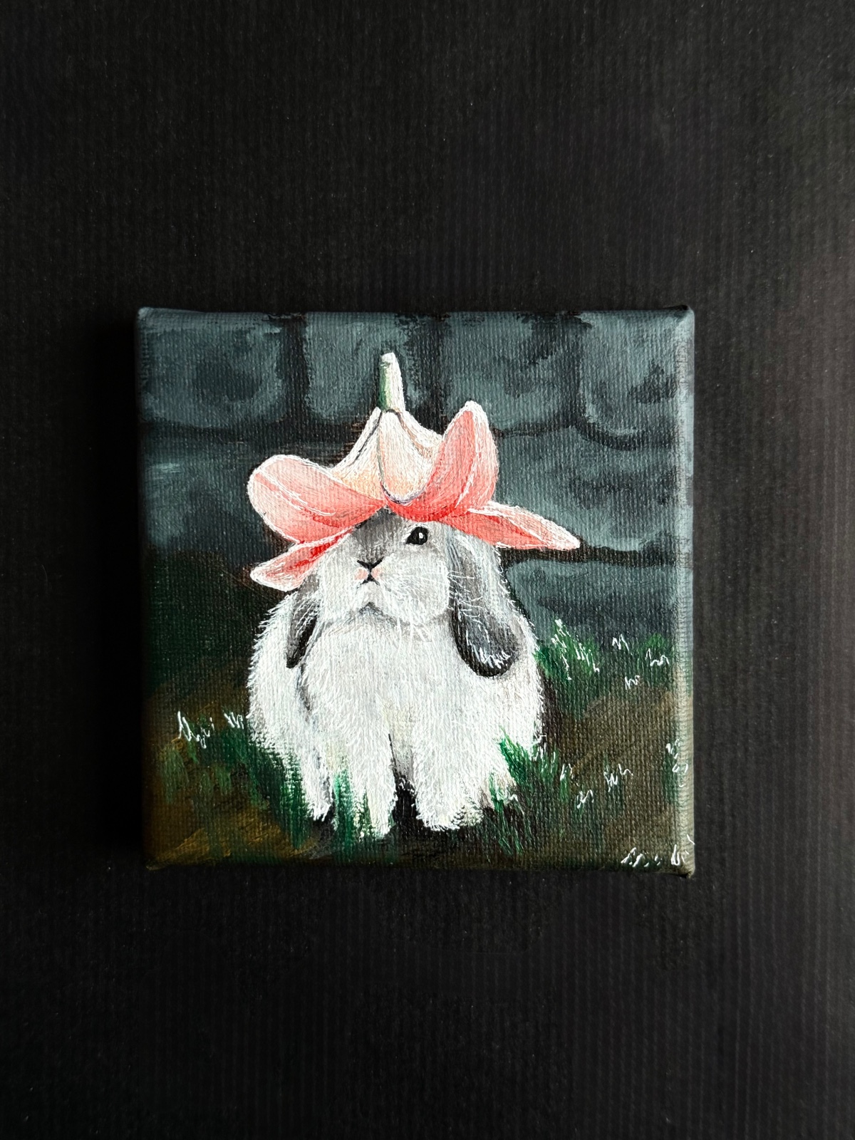 Cottagecore schilderij konijn ‘Lily Hat’ – 7x7 cm – origineel acryl op canvas – vintage stijl