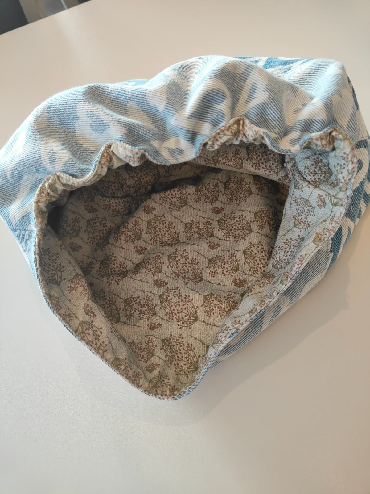 Denim baret met hartjesprint