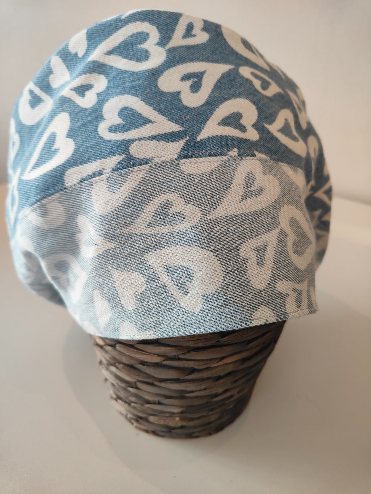 Denim baret met hartjesprint