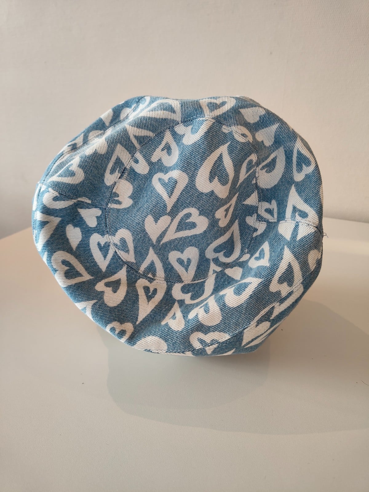 Denim baret met hartjesprint