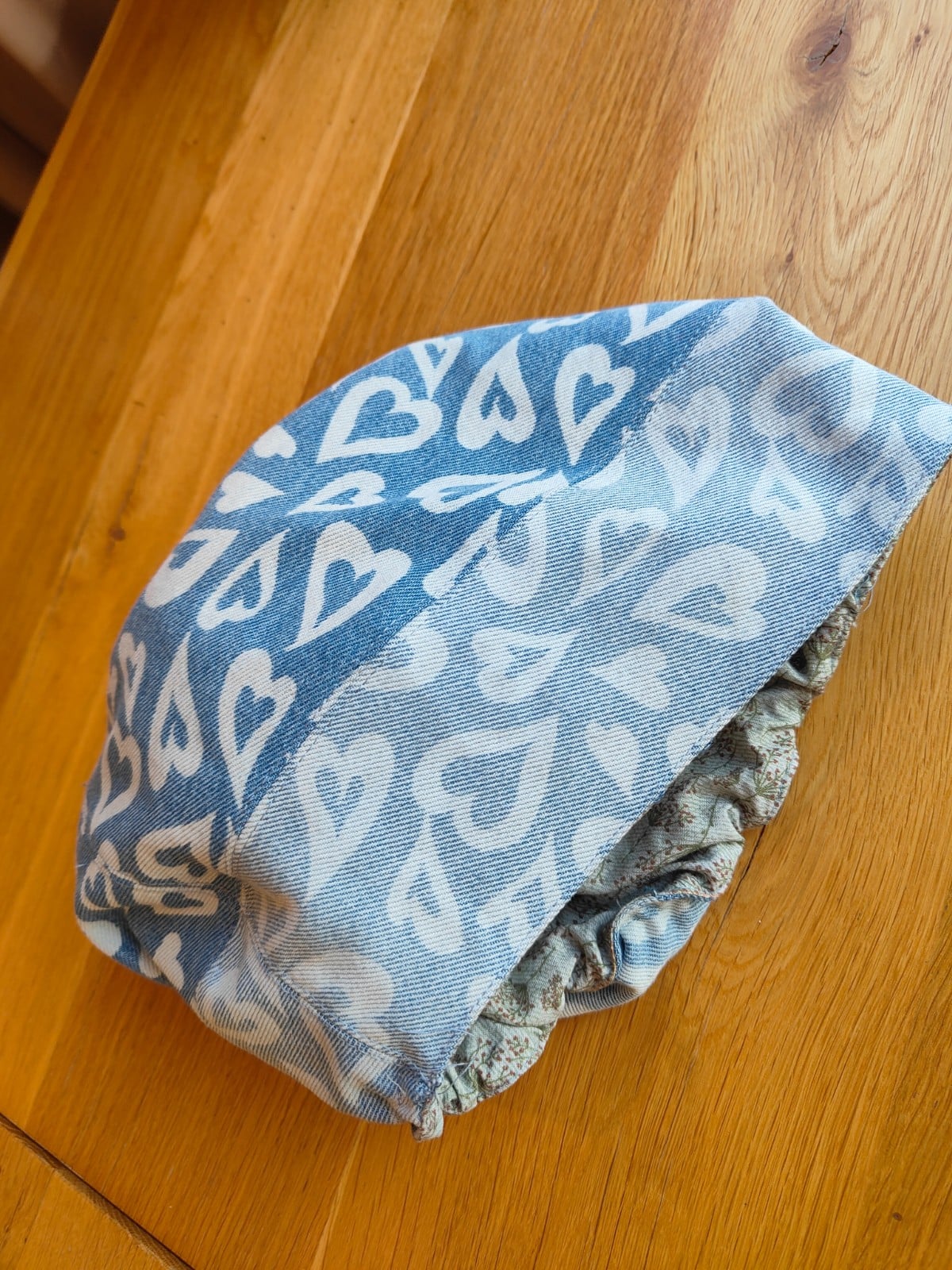 Denim baret met hartjesprint