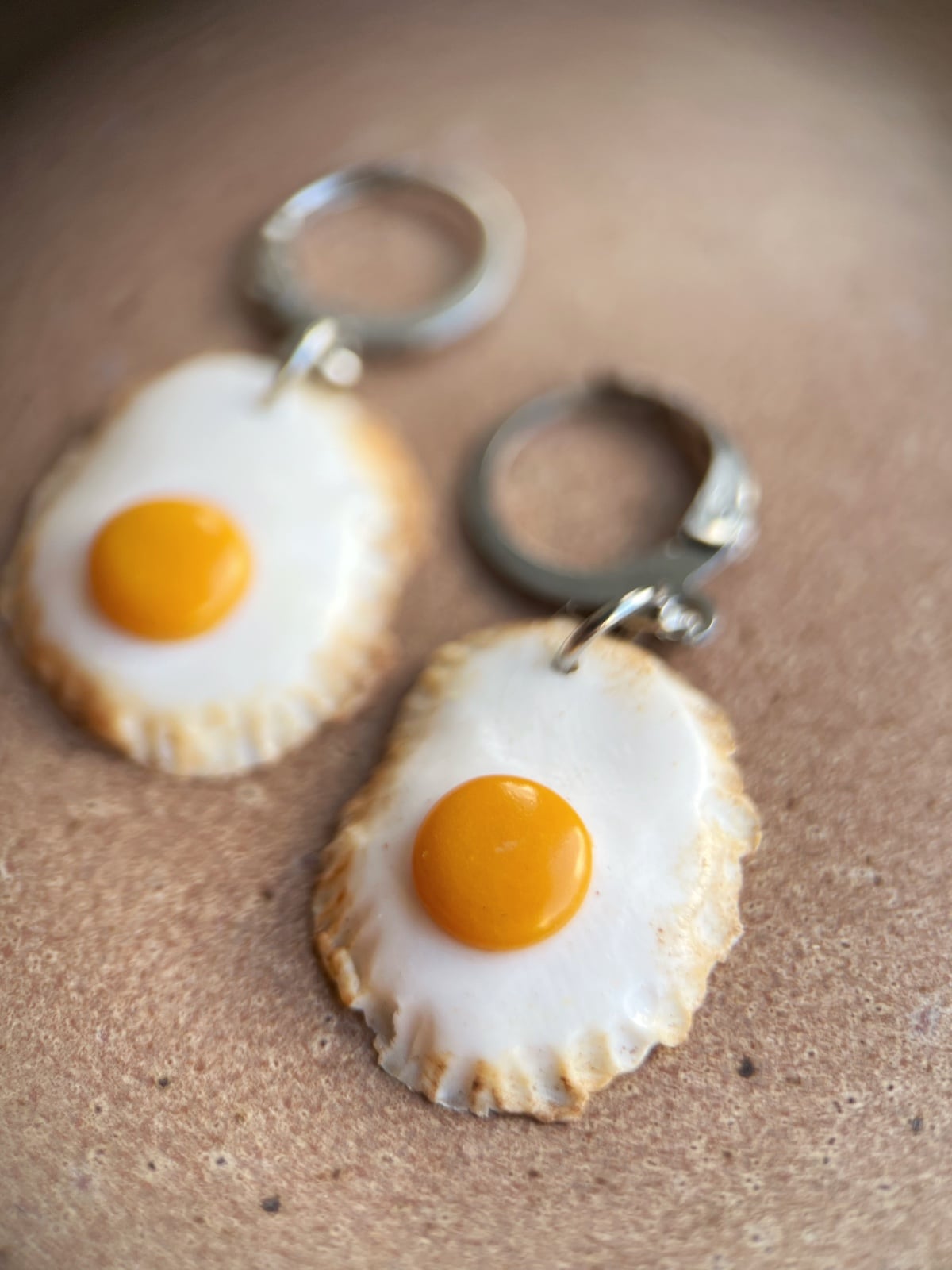 Gebakken ei oorbellen