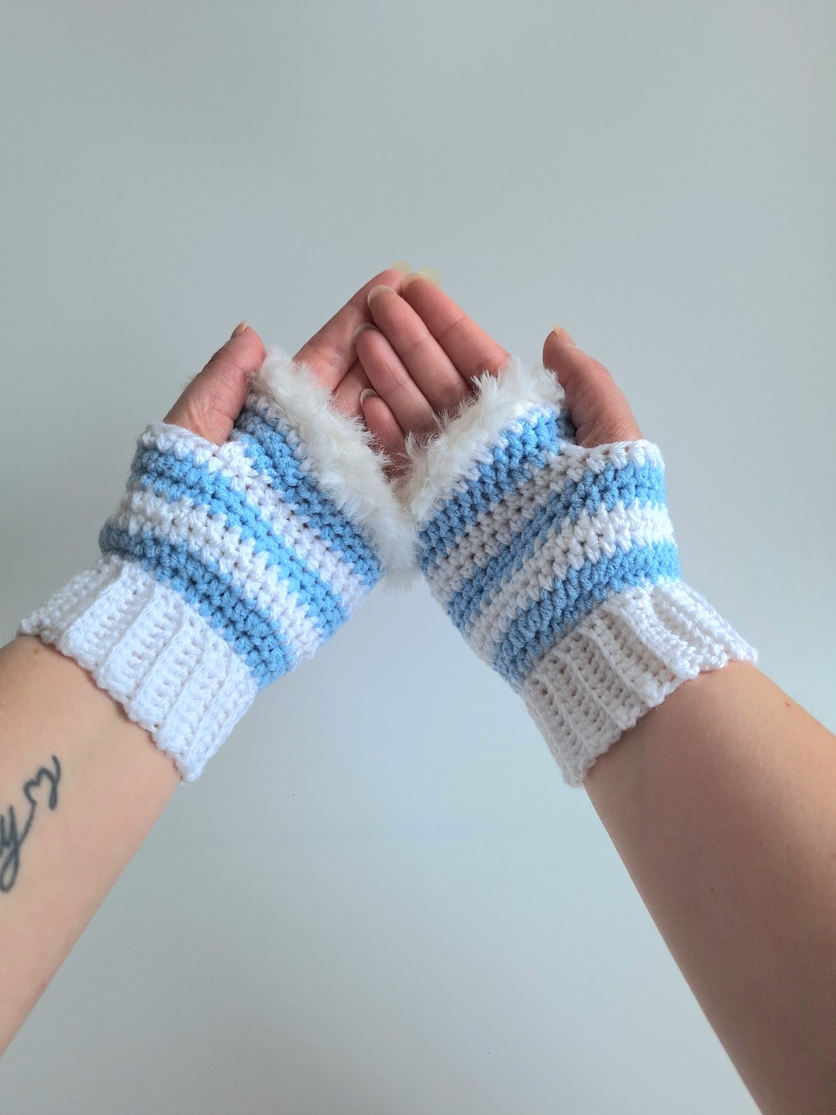 Gehaakte handschoenen - gehaakte vingerloze handschoenen | Wit en lichtblauw