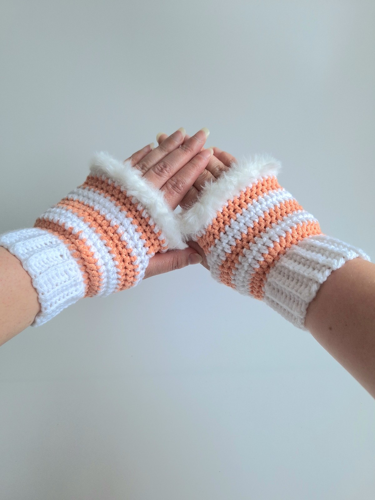 Gehaakte handschoenen - gehaakte vingerloze handschoenen | Wit en perzikoranje