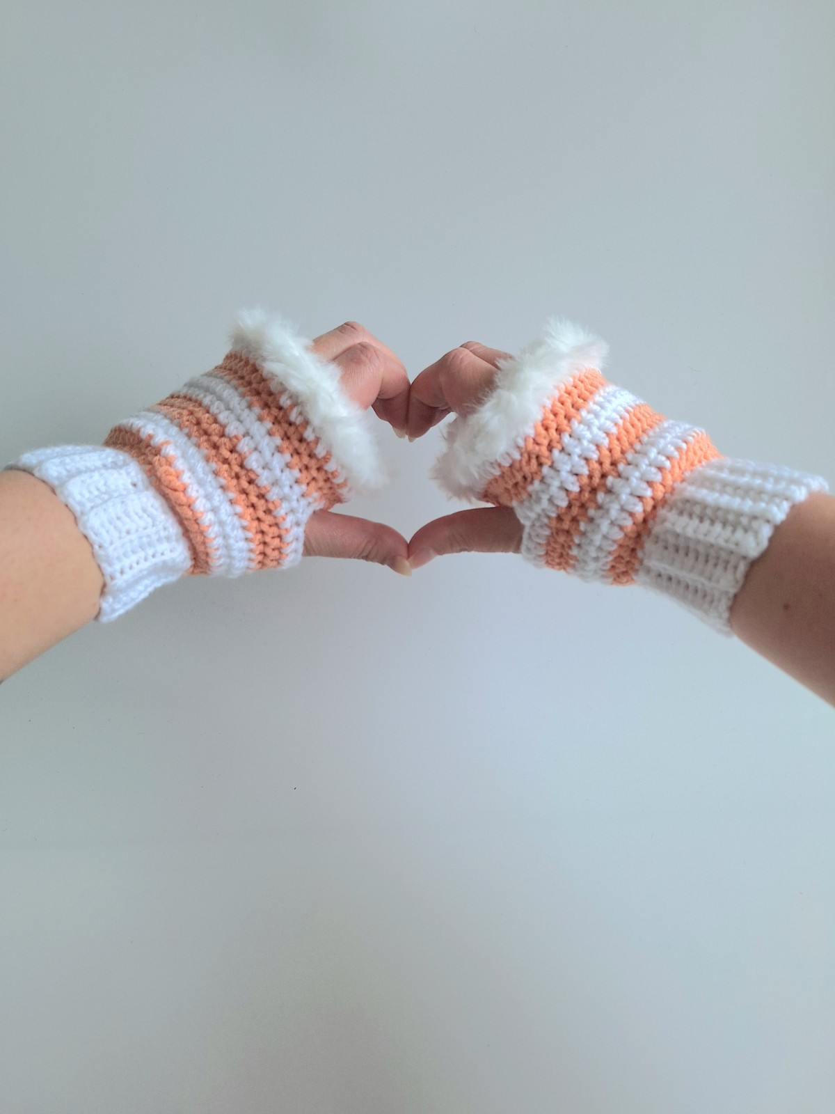 Gehaakte handschoenen - gehaakte vingerloze handschoenen | Wit en perzikoranje