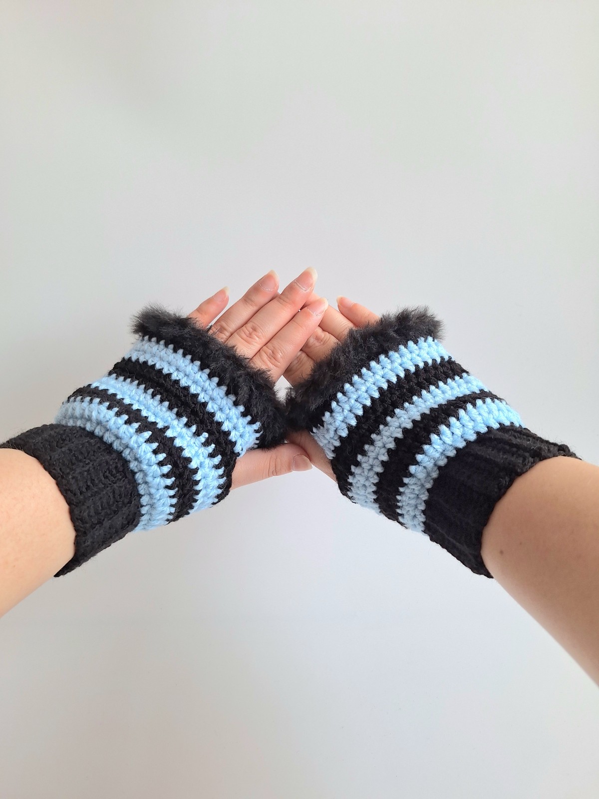 Gehaakte handschoenen - gehaakte vingerloze handschoenen | Zwart en lichtblauw