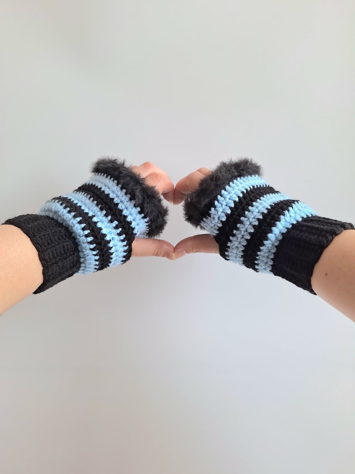 Gehaakte handschoenen - gehaakte vingerloze handschoenen | Zwart en lichtblauw