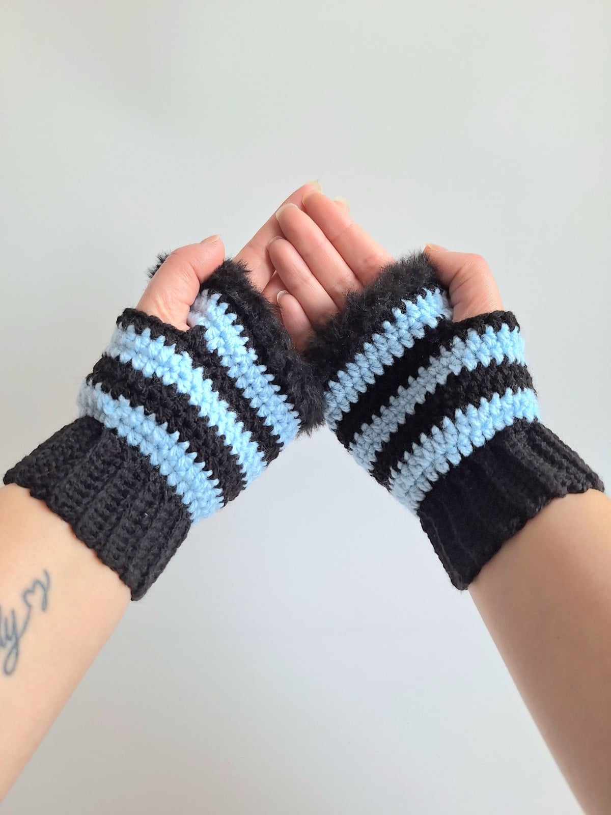 Gehaakte handschoenen - gehaakte vingerloze handschoenen | Zwart en lichtblauw