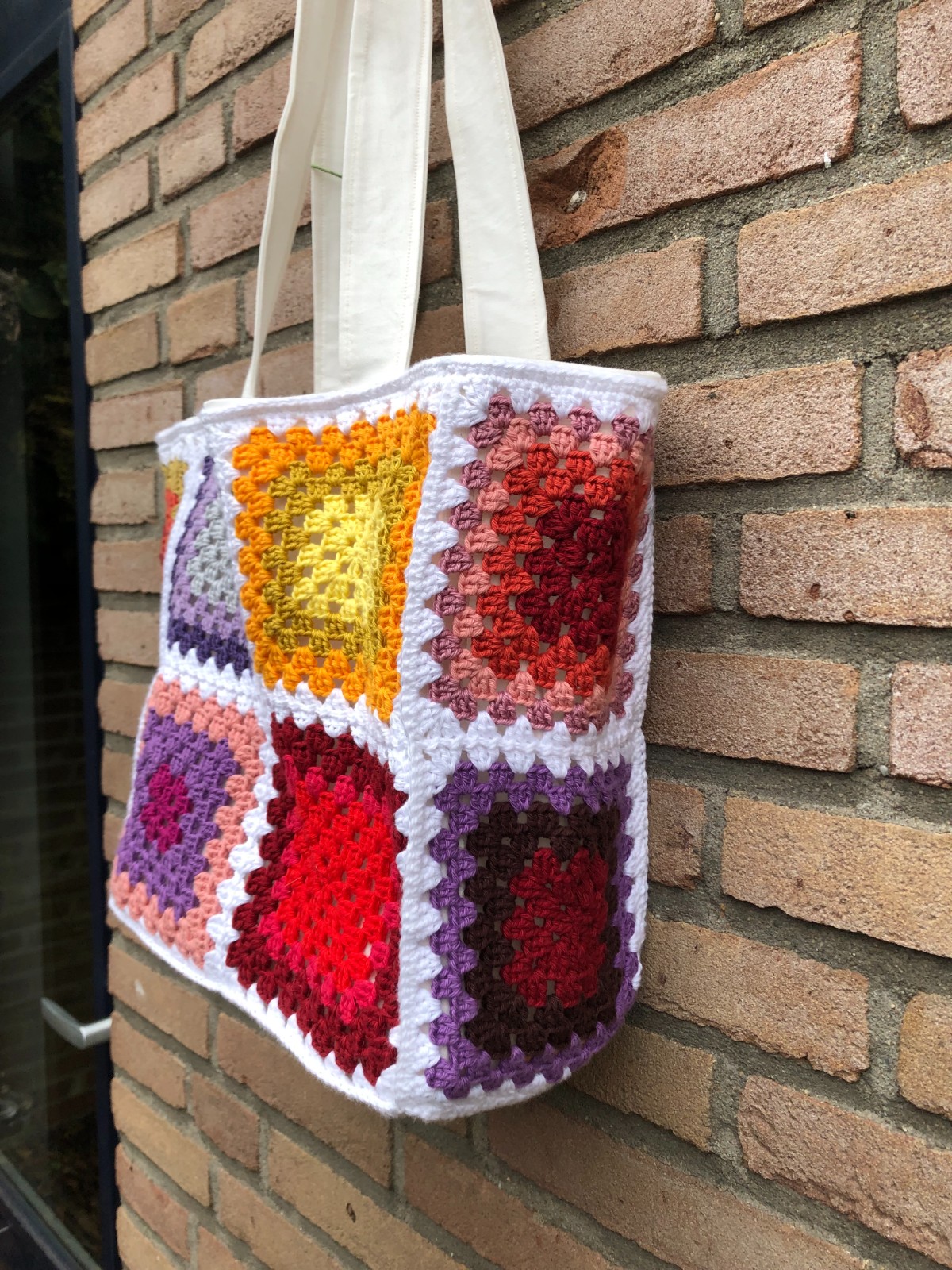 Gehaakte tas van granny squares, totebag, nieuw in thema rood-oranje-paars