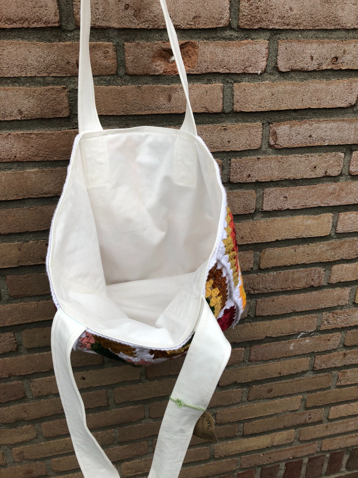 Gehaakte tas van granny squares, totebag, nieuw in thema rood-oranje-paars