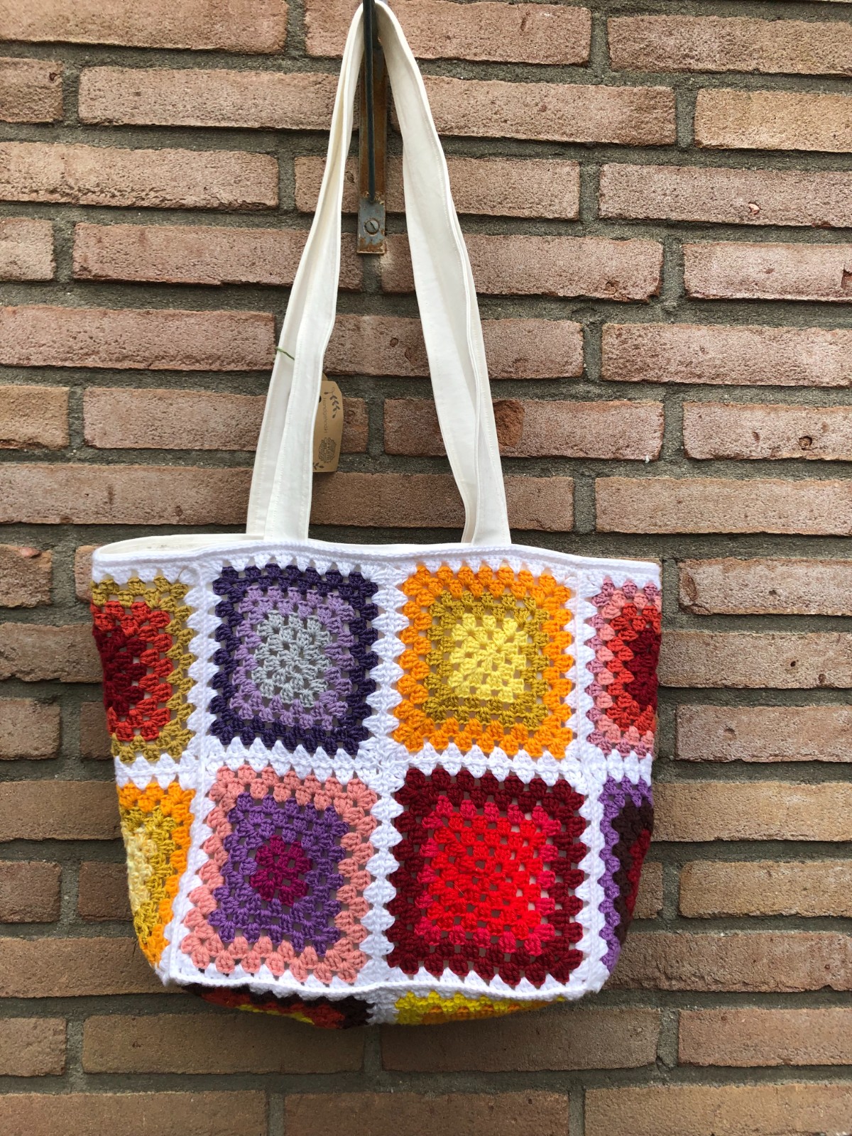 Gehaakte tas van granny squares, totebag, nieuw in thema rood-oranje-paars