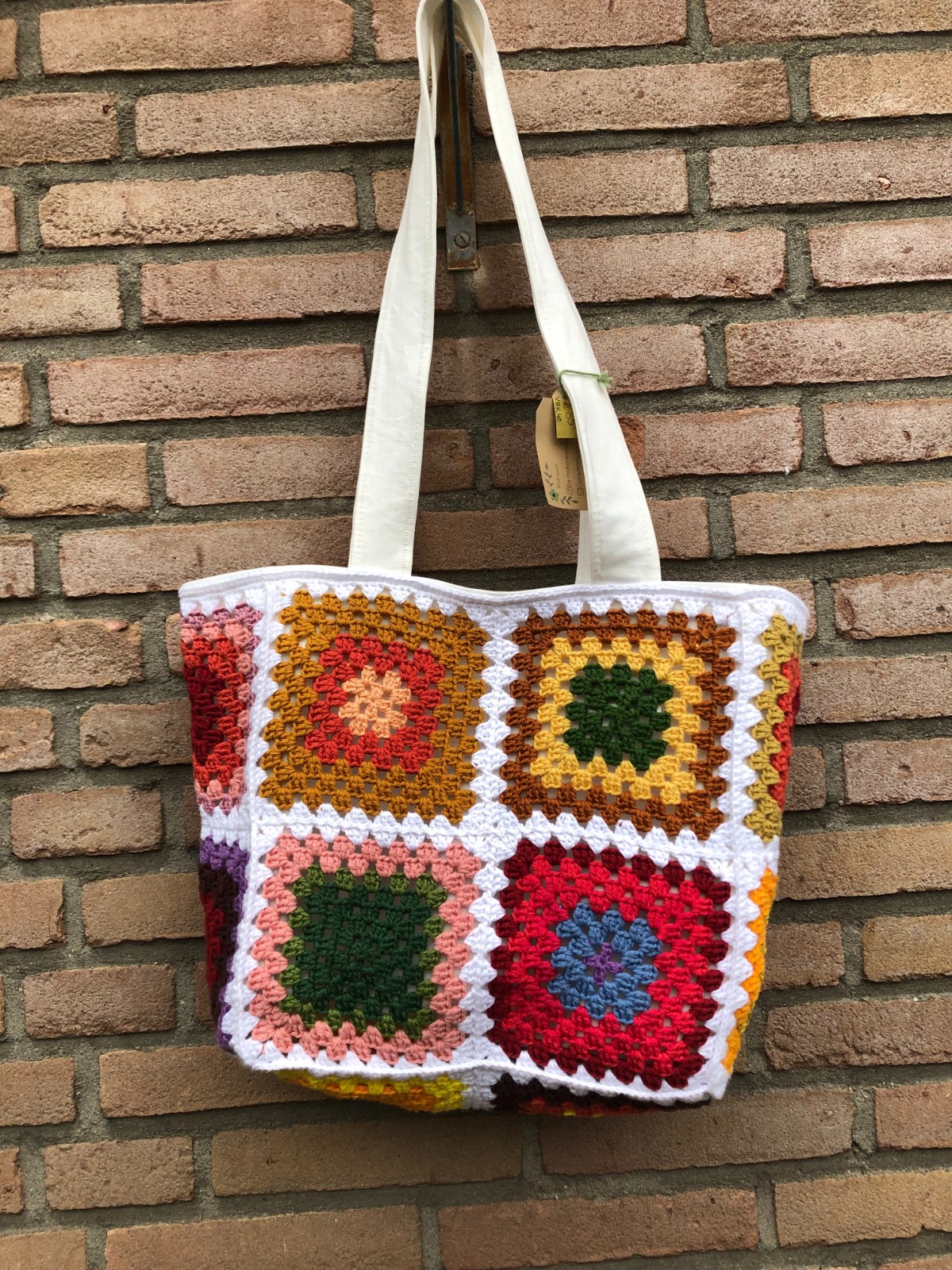 Gehaakte tas van granny squares, totebag, nieuw in thema rood-oranje-paars