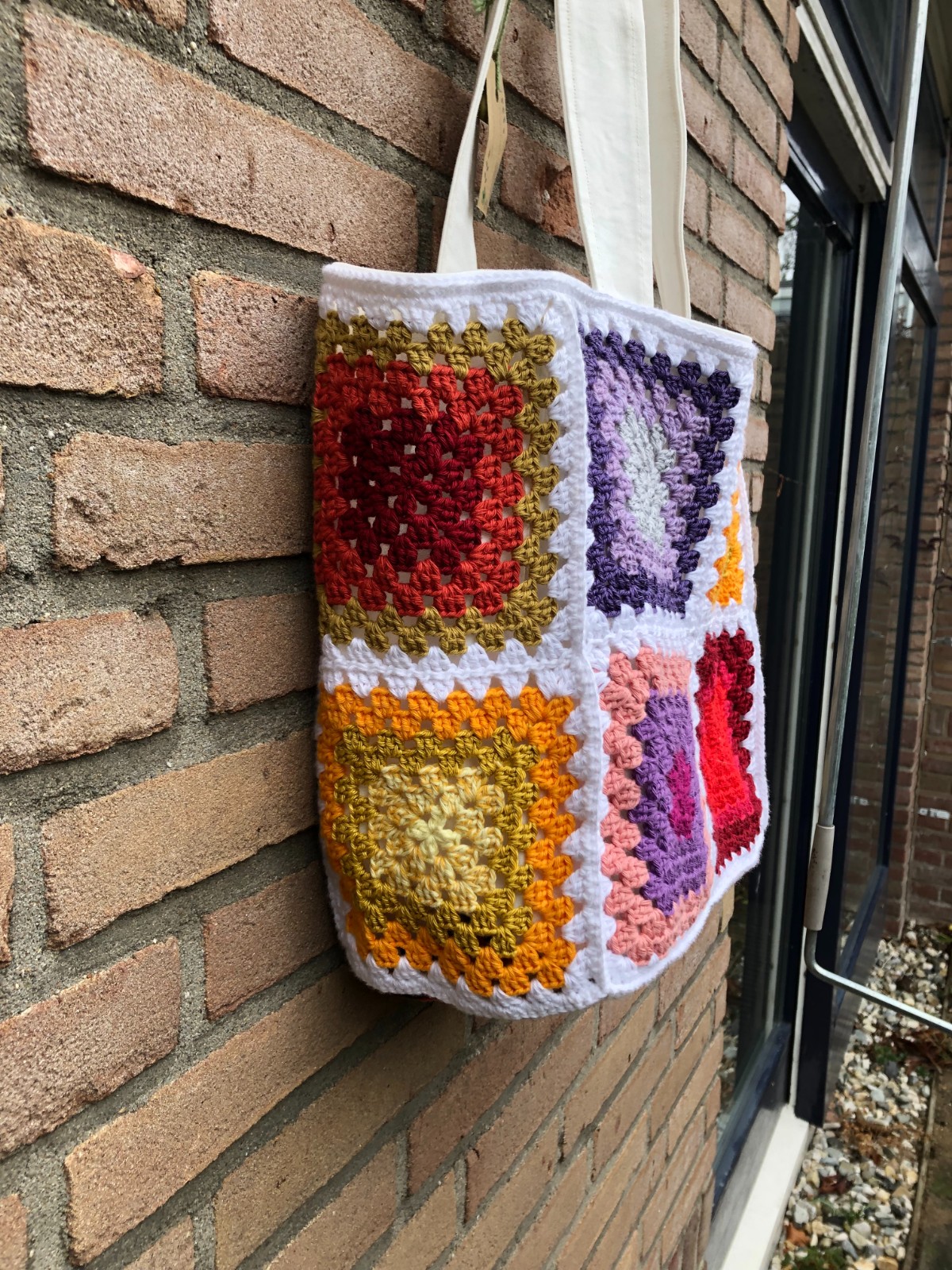 Gehaakte tas van granny squares, totebag, nieuw in thema rood-oranje-paars