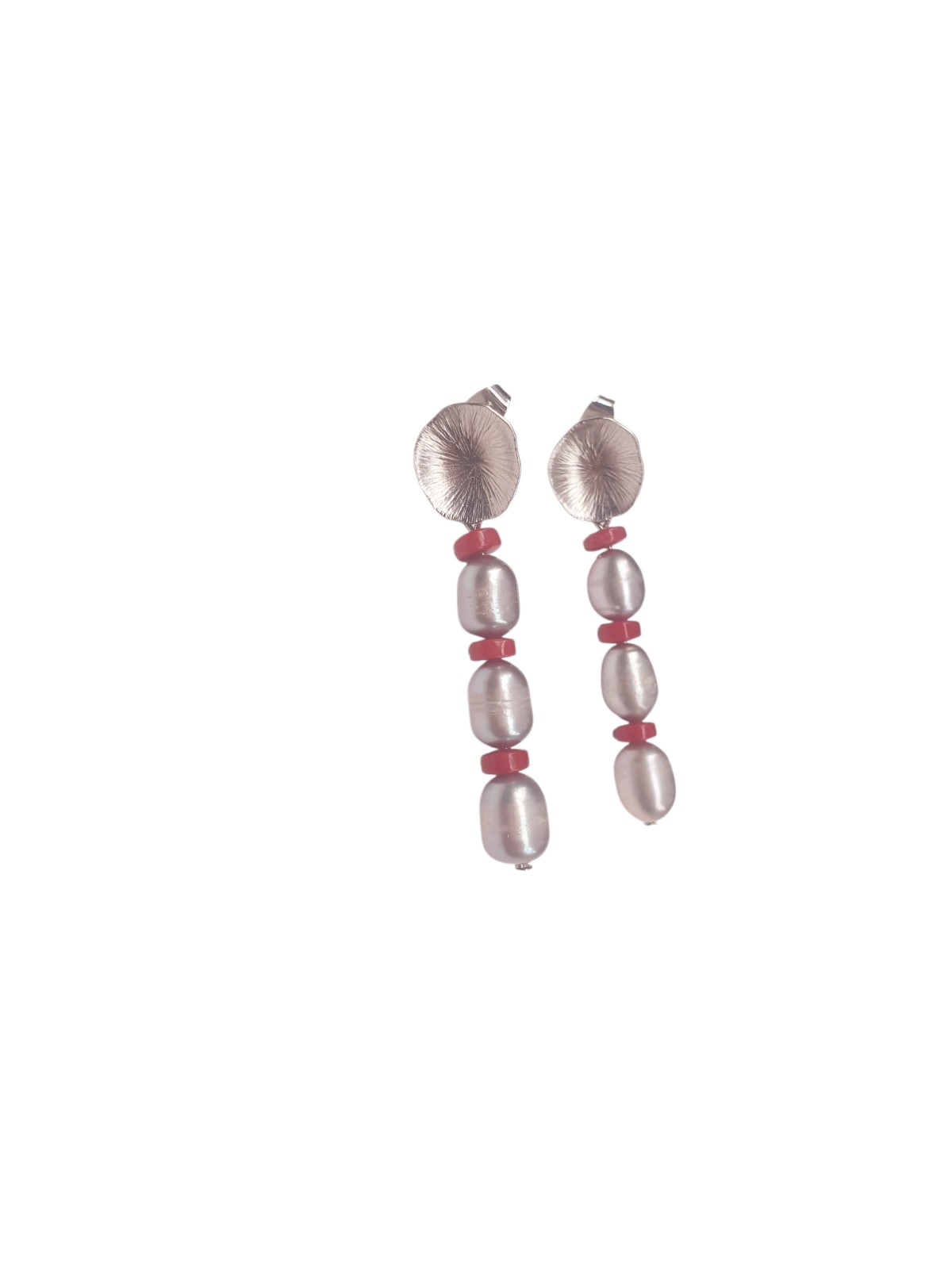 Grijze parels en koraal oorbellen