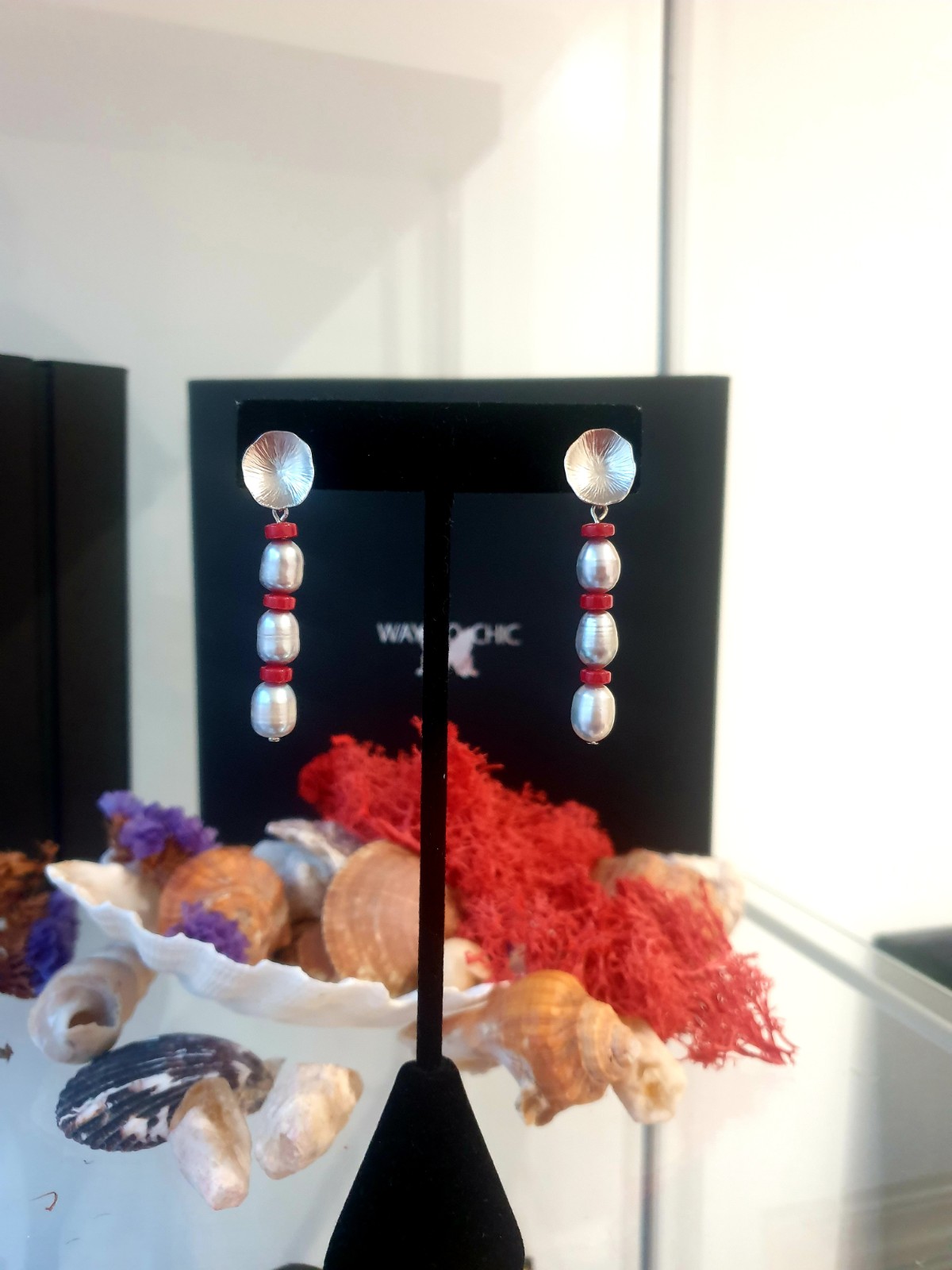 Grijze parels en koraal oorbellen