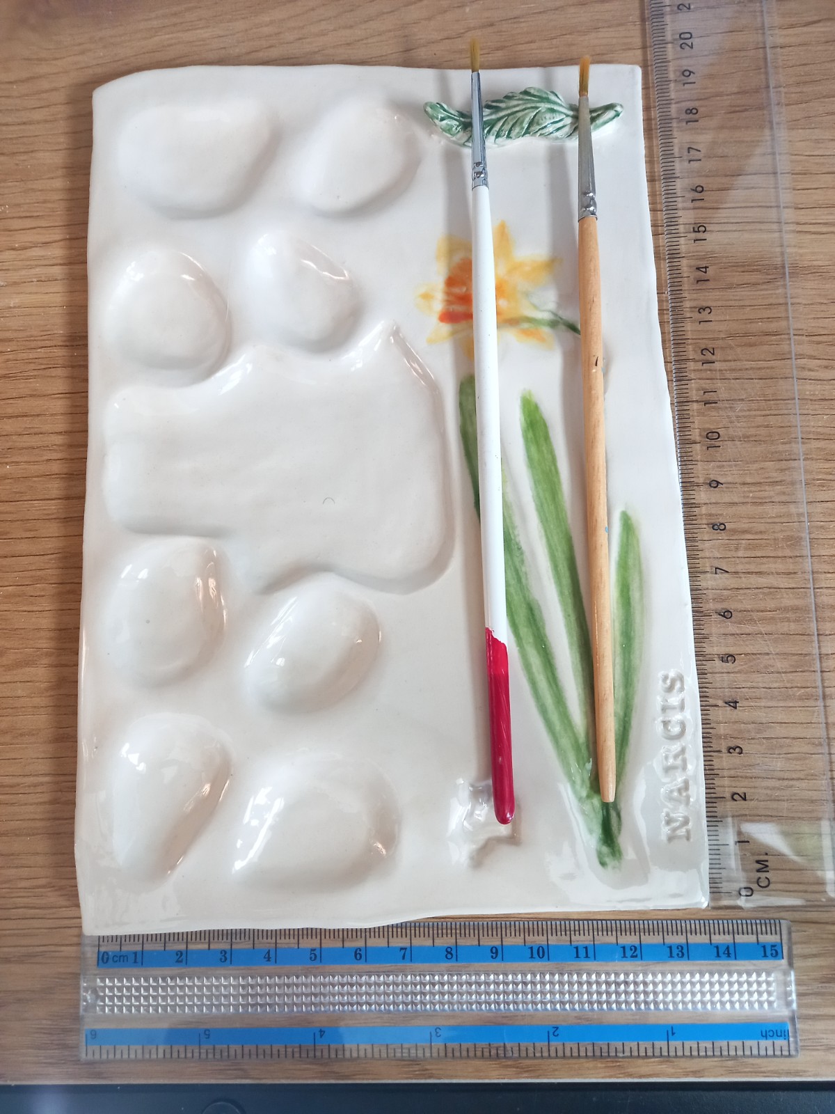 Handgemaakt keramiek schilderspalet Narcis 2 – handbeschilderd  (19 x 13 cm)