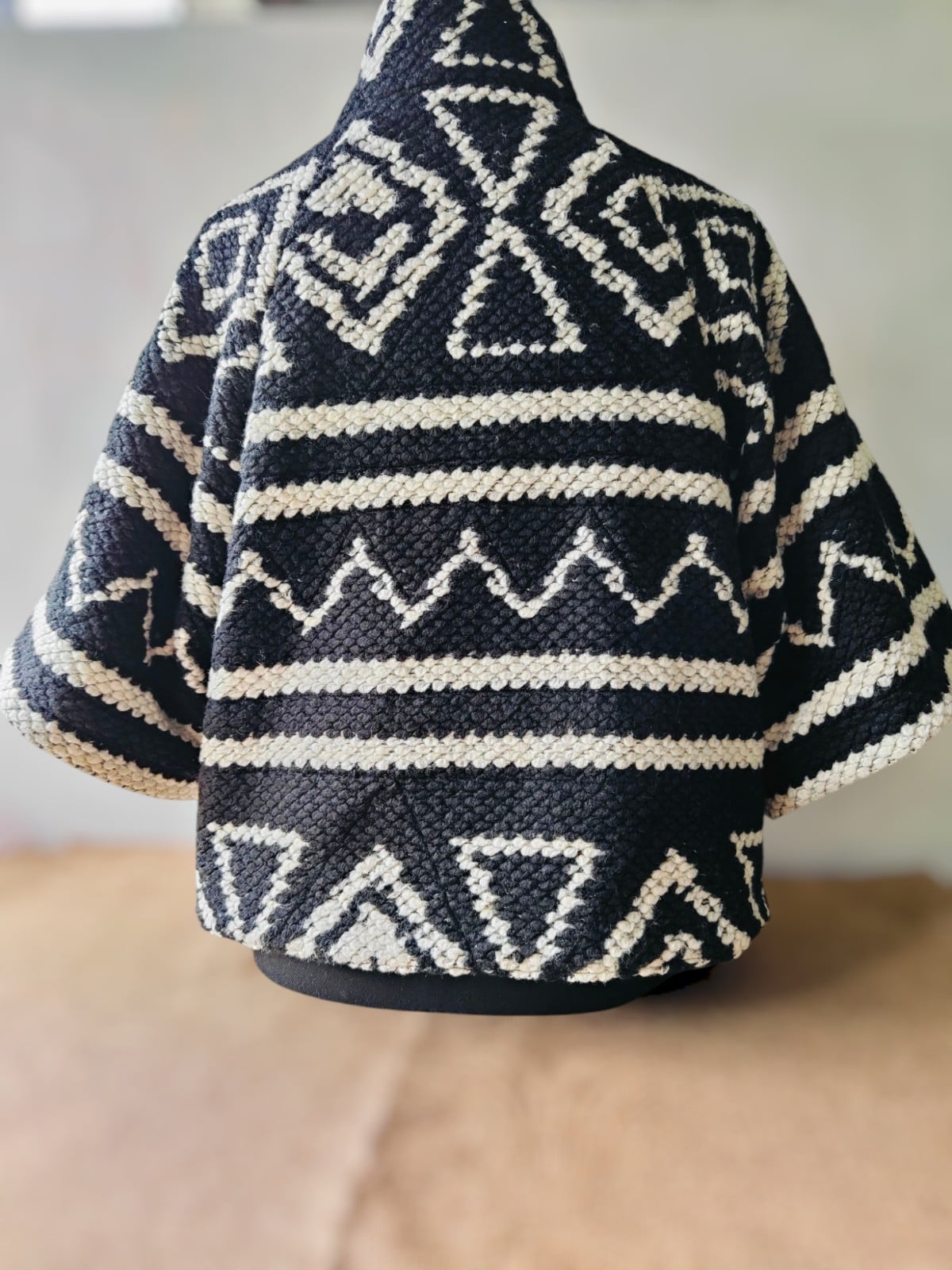 Handgemaakte wollen jas met textuur