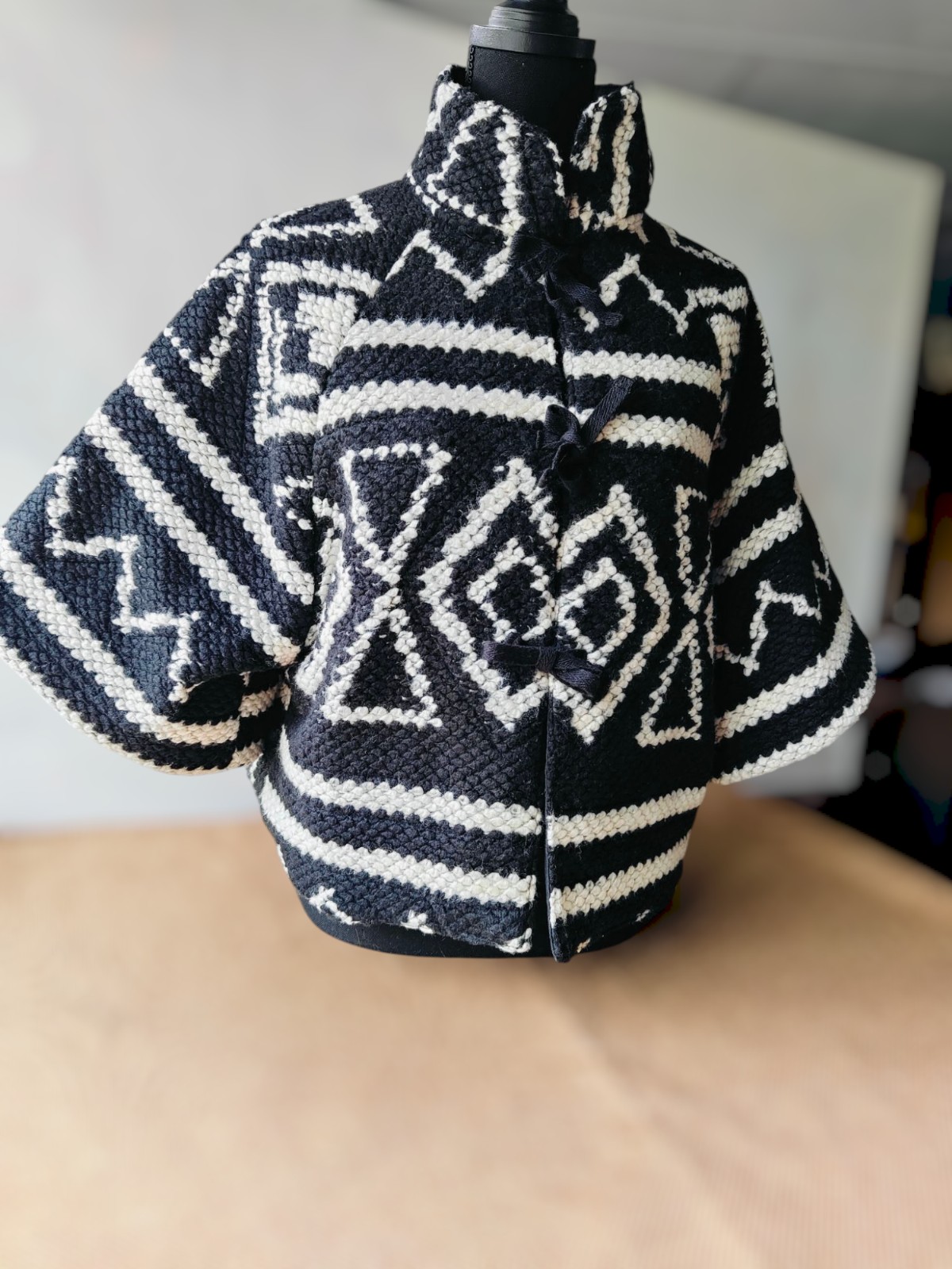 Handgemaakte wollen jas met textuur