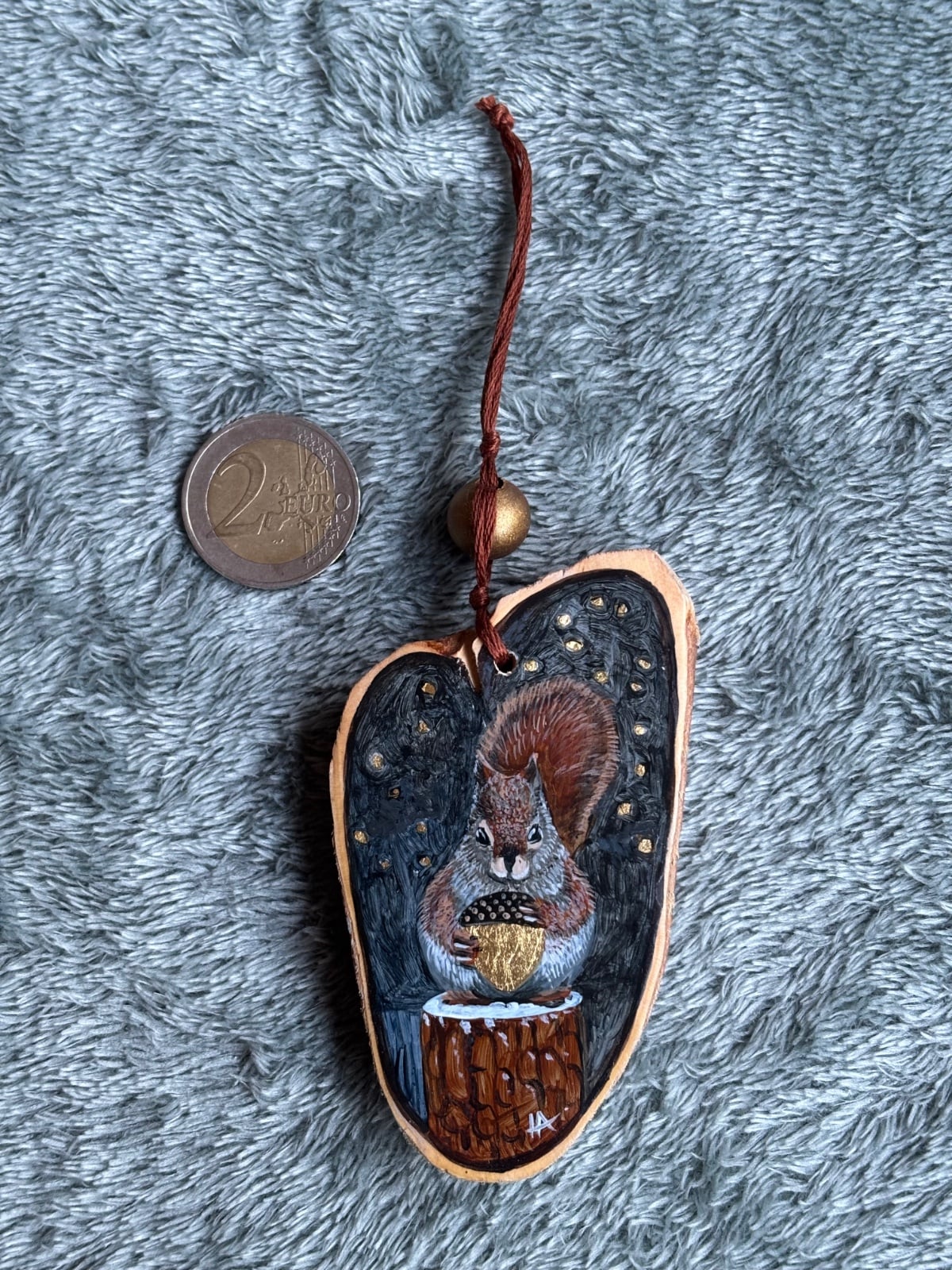 Handgeschilderd hangertje met een eekhoorn