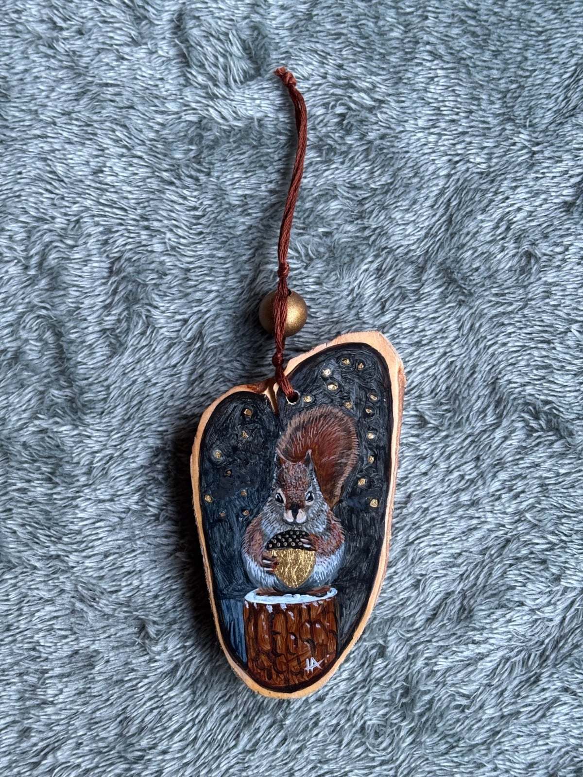 Handgeschilderd hangertje met een eekhoorn
